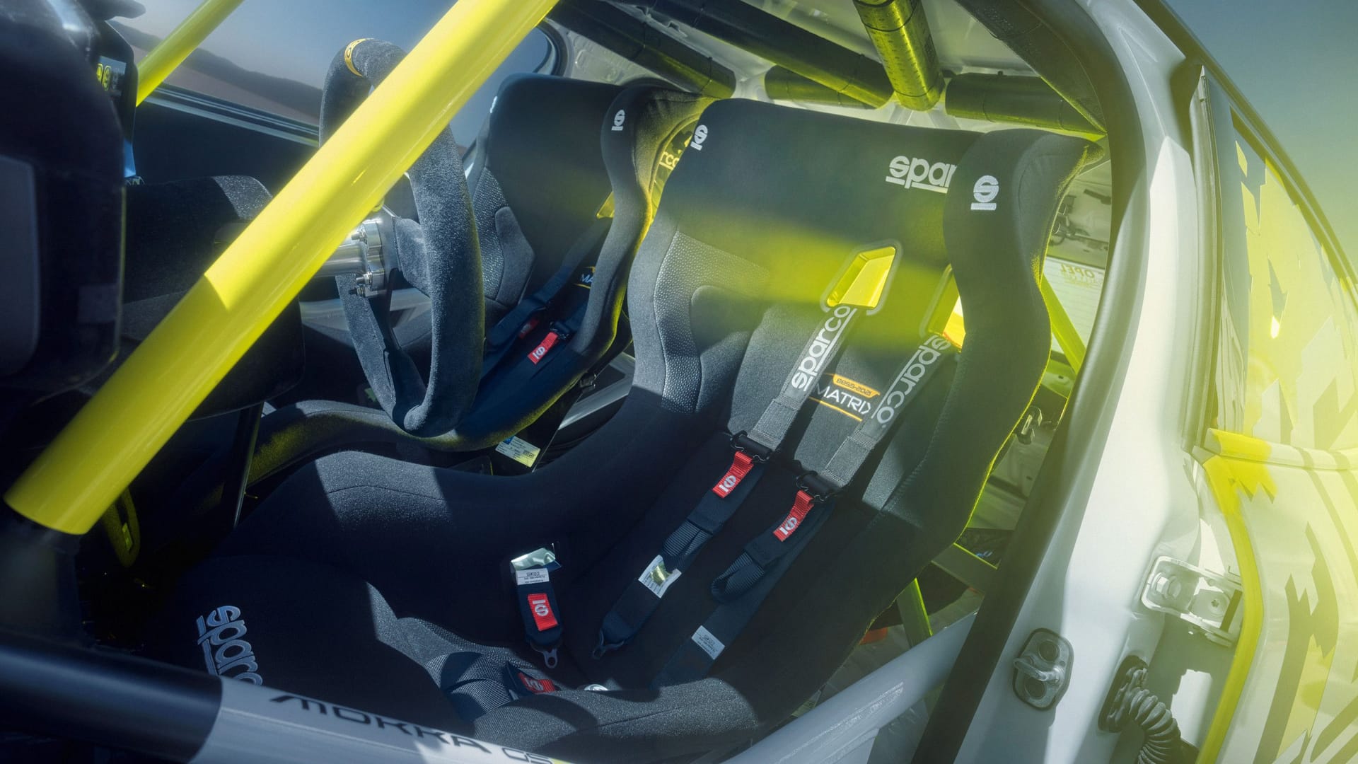 Reduziert und mit Überrollkäfig: Auch bei der Innenausstattung lässt der Mokka GSE Rally keine Zweifel aufkommen, für welchen Zweck er geschaffen wurde.