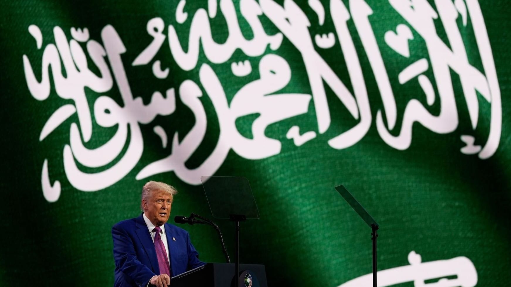 Donald Trump kündigt in Riad vor einer saudischen Flagge große Geschäfte an.