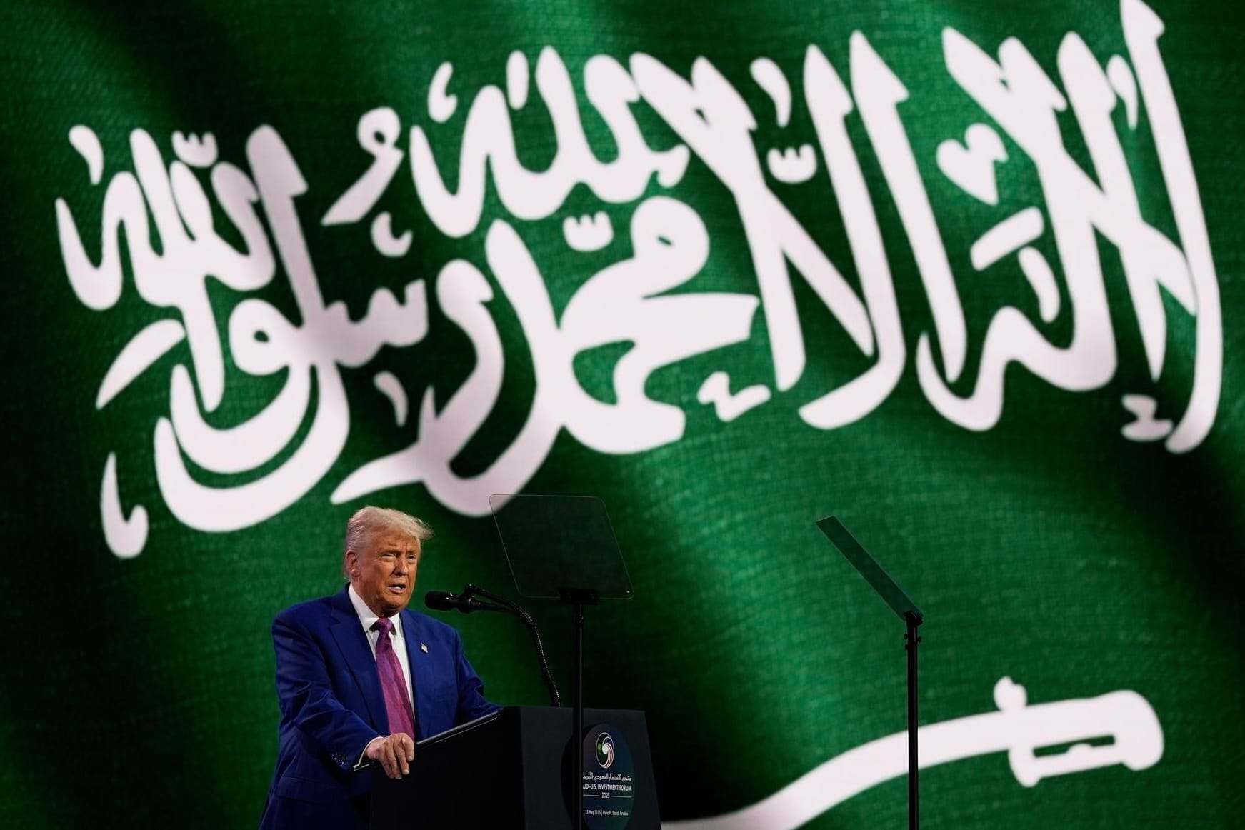Donald Trump kündigt in Riad vor einer saudischen Flagge große Geschäfte an.