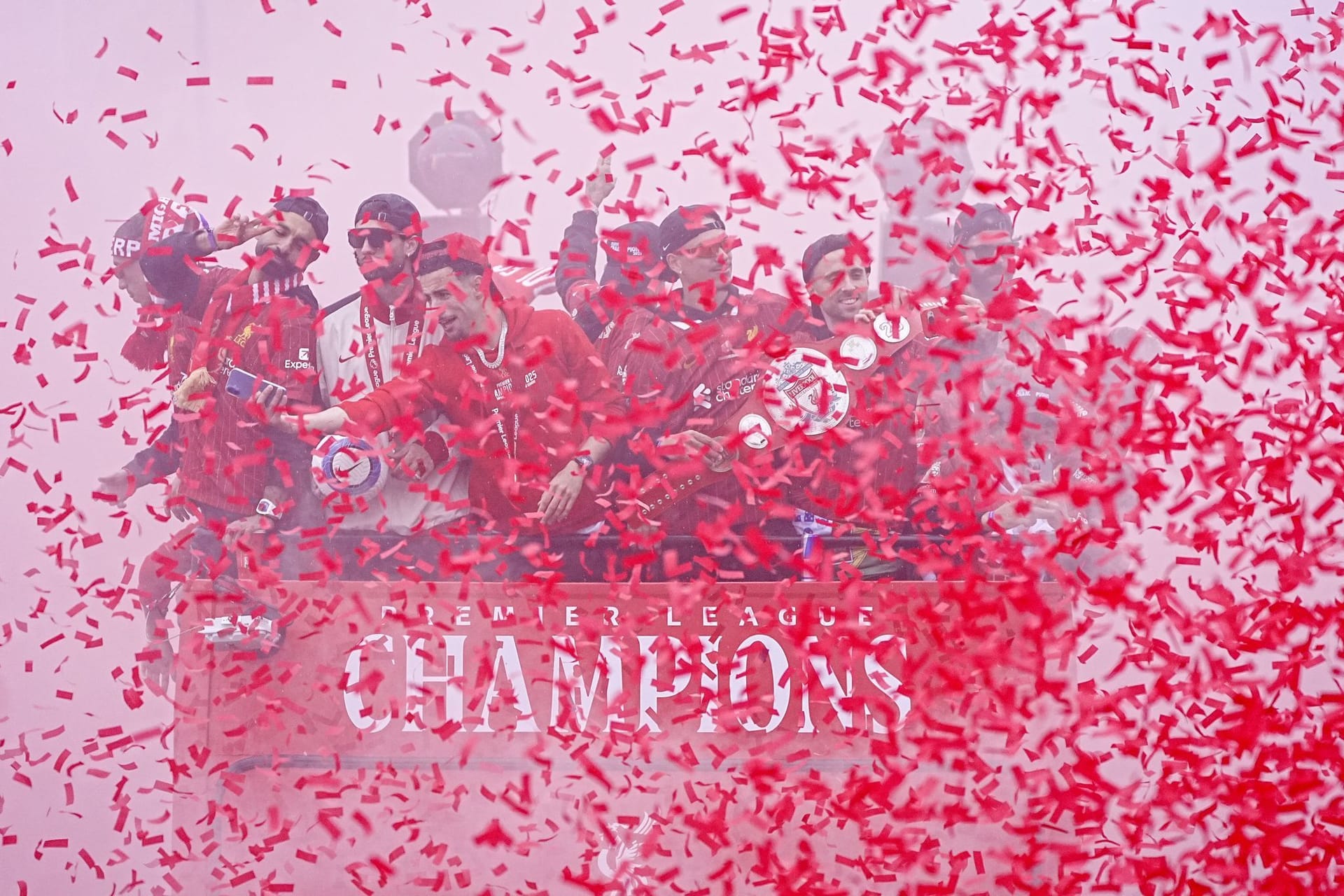 Liverpool-Spieler im Mannschaftsbus während der Siegerparade.