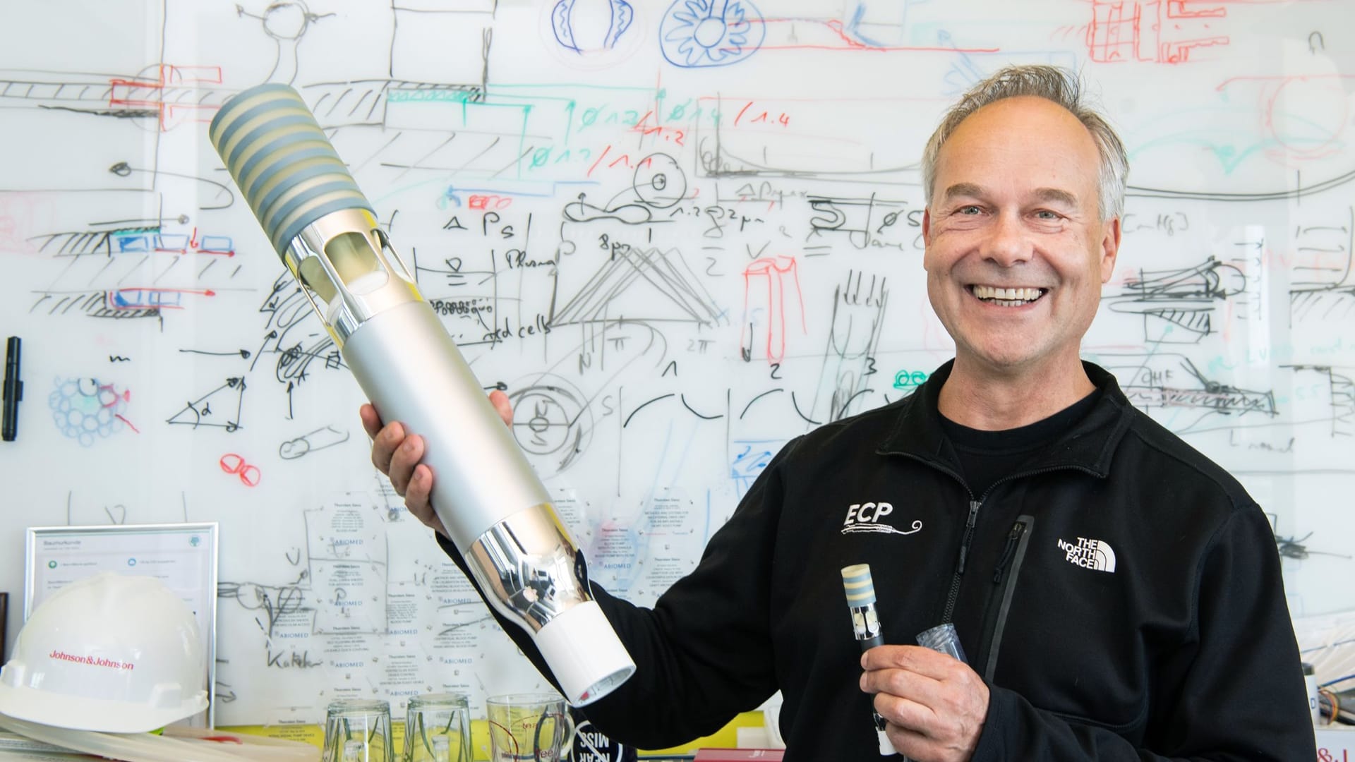 Dr. Thorsten Sieß hält die Herzpumpe in Über- und Miniaturgröße in der Hand: Die Pumpe half hunderttausenden Menschen. Dr. Thorsten Sieß hält die Herzpumpe in Über- und Miniaturgröße in der Hand: Die Pumpe half hunderttausenden Menschen.