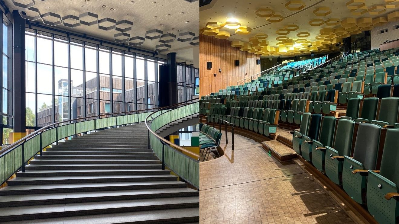 Links der Treppenaufgang im Foyer, rechts der Blick in den Theatersaal.