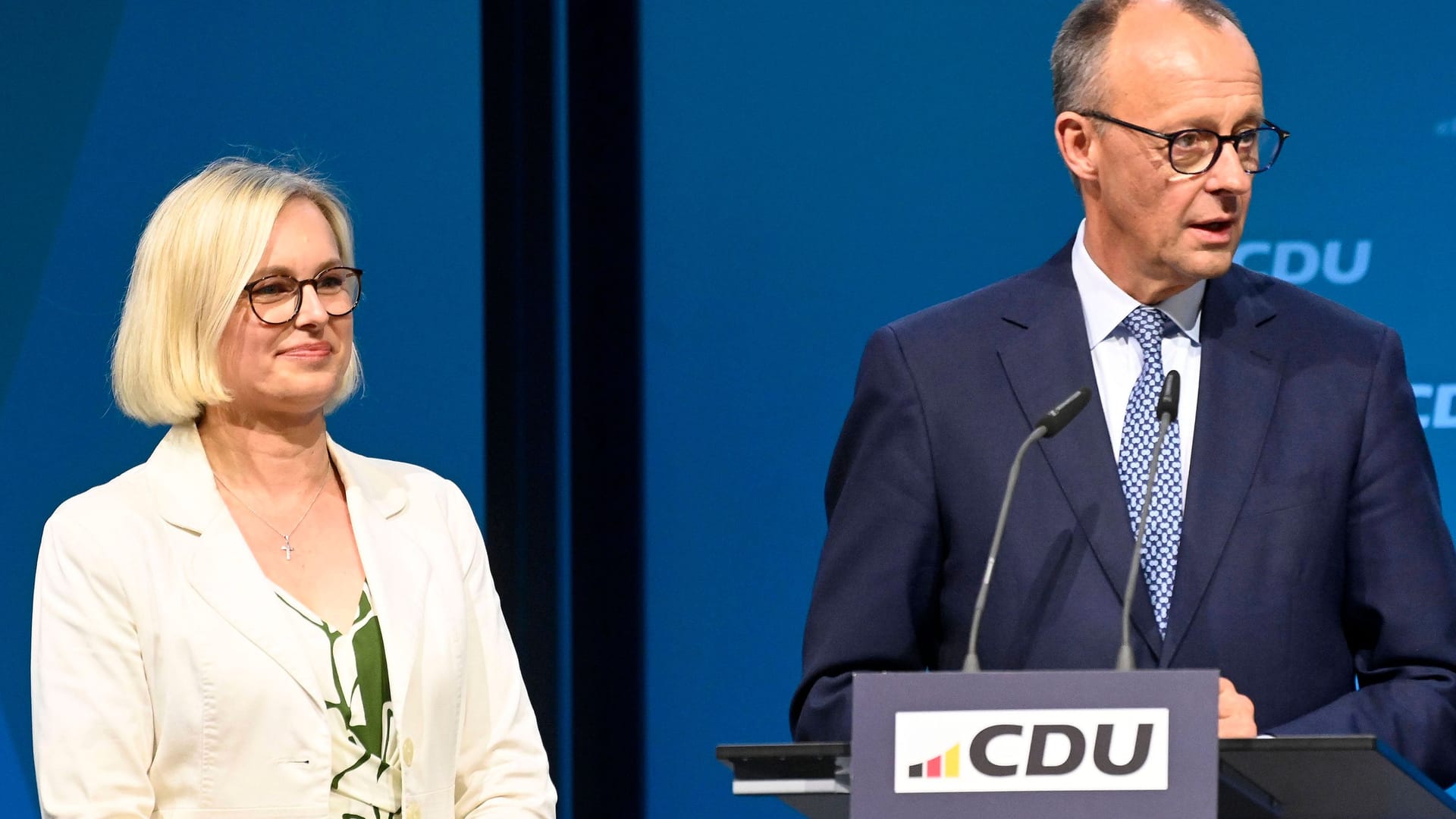 Christiane Schenderlein (links, hier neben Friedrich Merz) ist die neue Staatsministerin für Sport und Ehrenamt.