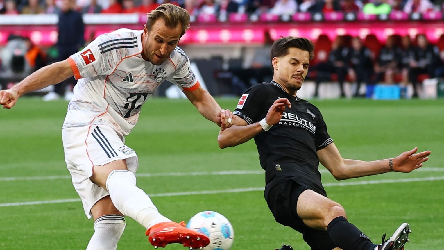 Thomas Mueller (FC Bayern Muenchen, 25) im Duell mit Stefan Lainer (Borussia Moenchengladbach, 22), GER, FC Bayern Muenchen vs. Borussia Moenchengladbach, Fussball, Bundesliga, 33. Spieltag, Spielzeit 2024 2025, 10.05.2025, DFL DFB REGULATIONS PROHIBIT ANY USE OF PHOTOGRAPHS as IMAGE SEQUENCES and or QUASI-VIDEO, GER, FC Bayern Muenchen vs. Borussia Moenchengladbach, Fussball, Bundesliga, 33. Spieltag, Spielzeit 2024 2025, 10.05.2025 Muenchen *** Thomas Mueller FC Bayern Muenchen, 25 in duel with Stefan Lai