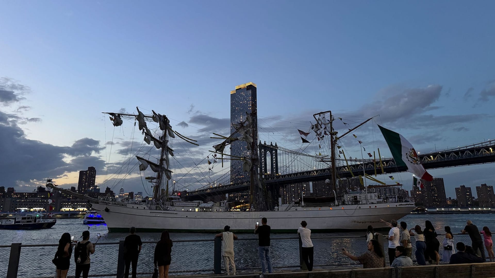 Schiff kollidiert mit Brooklyn Bridge in New York