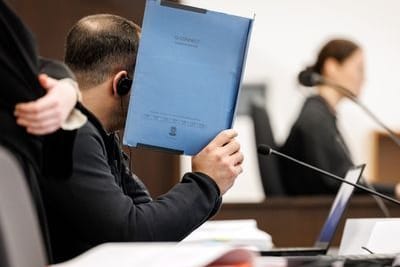 Sitzungssaal im Landgericht Nürnberg-Fürth: Der Angeklagte soll seine getrennt lebende Ehefrau, seine Tochter und eine Freundin der Frau mit einem Messer auf einem Spielplatz schwer verletzt haben.