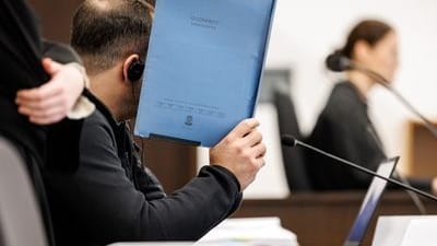 Sitzungssaal im Landgericht Nürnberg-Fürth: Der Angeklagte soll seine getrennt lebende Ehefrau, seine Tochter und eine Freundin der Frau mit einem Messer auf einem Spielplatz schwer verletzt haben. Sitzungssaal im Landgericht Nürnberg-Fürth: Der Angeklagte soll seine getrennt lebende Ehefrau, seine Tochter und eine Freundin der Frau mit einem Messer auf einem Spielplatz schwer verletzt haben.