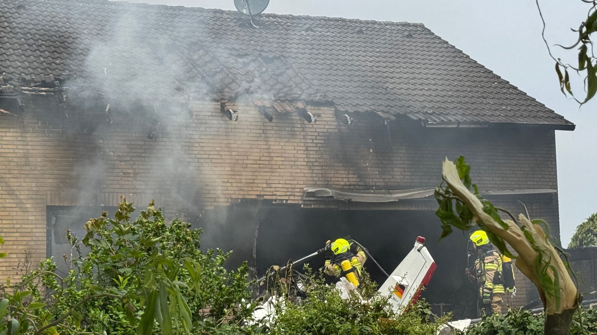 Flugzeug stürzt auf Haus in Korschenbroich Flugzeug stürzt auf Haus in Korschenbroich
