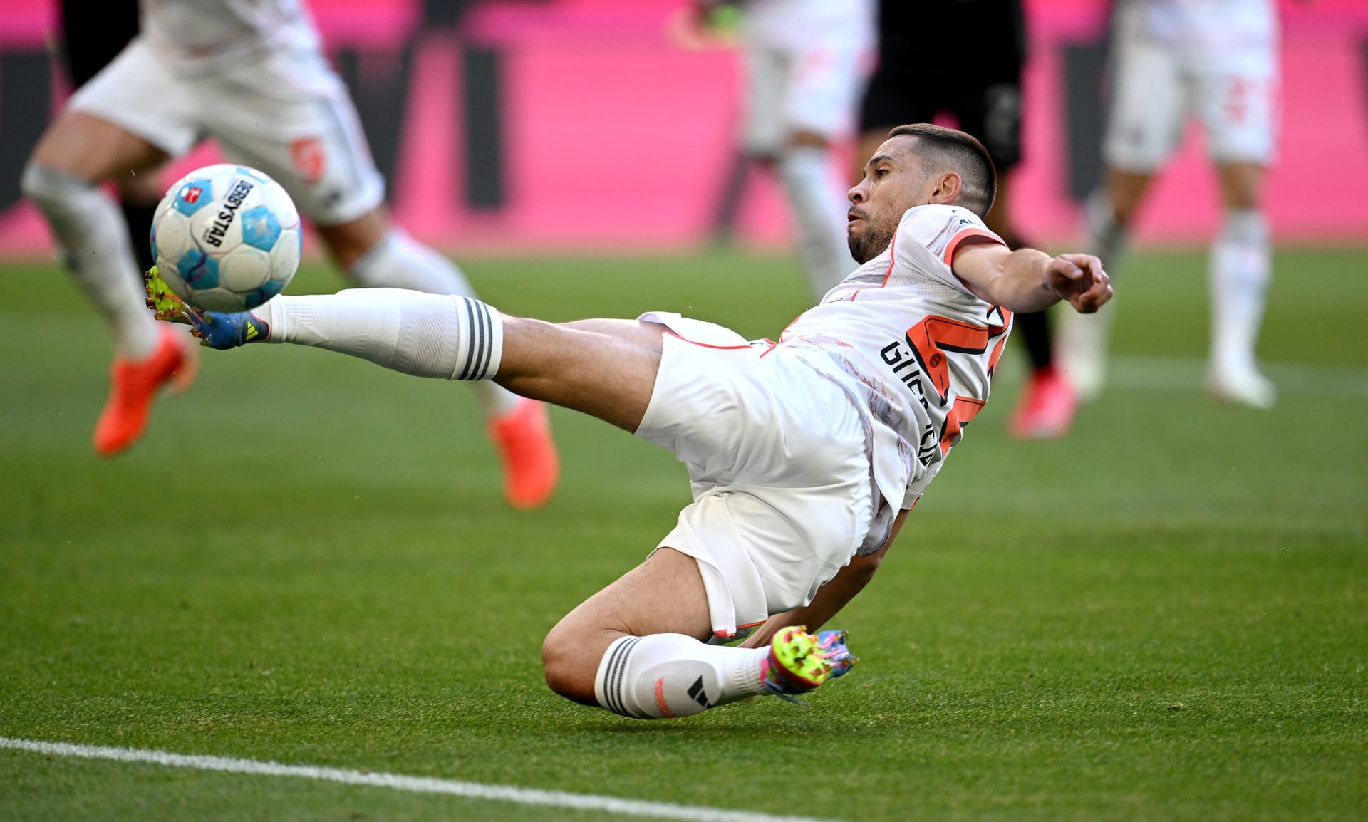 Raphaël Guerreiro (bis 83.): Klärte in der Anfangsphase gleich zweimal in höchster Not, einmal rettete er dabei auf der Linie (8., 10.). Verpasste den Ball im gegnerischen Sechzehner nur knapp (18.). Ließ sich am Ende viel zu leicht von Čvančara überlaufen und abhängen und von Neuer retten (79.). Note 4 Raphaël Guerreiro (bis 83.): Klärte in der Anfangsphase gleich zweimal in höchster Not, einmal rettete er dabei auf der Linie (8., 10.). Verpasste den Ball im gegnerischen Sechzehner nur knapp (18.). Ließ sich am Ende viel zu leicht von Čvančara überlaufen und abhängen und von Neuer retten (79.). Note 4