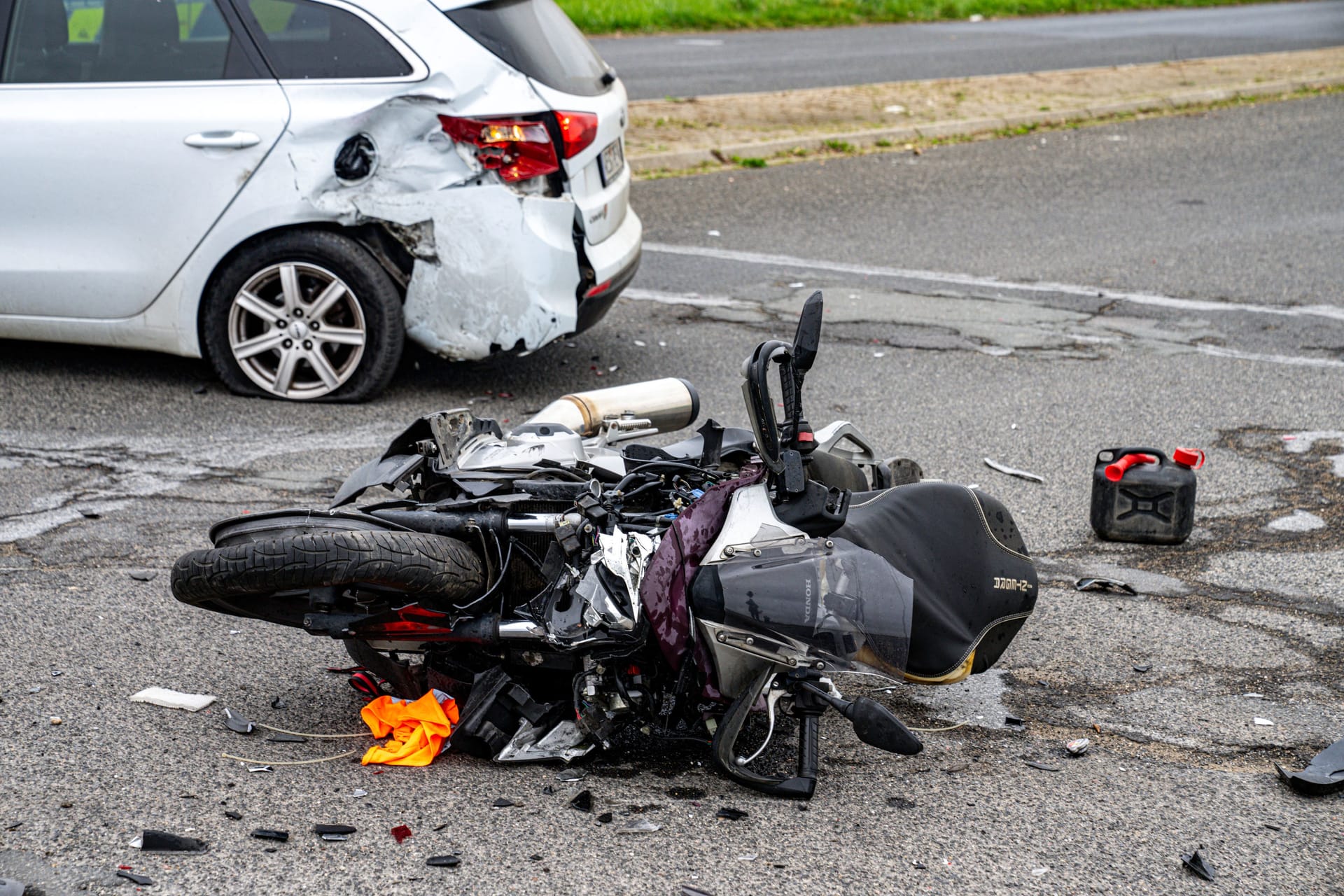 Motorrad und Auto kollidieren auf Straße (Symbolbild): Für den Zweiradfahrer kam jede Hilfe zu spät.