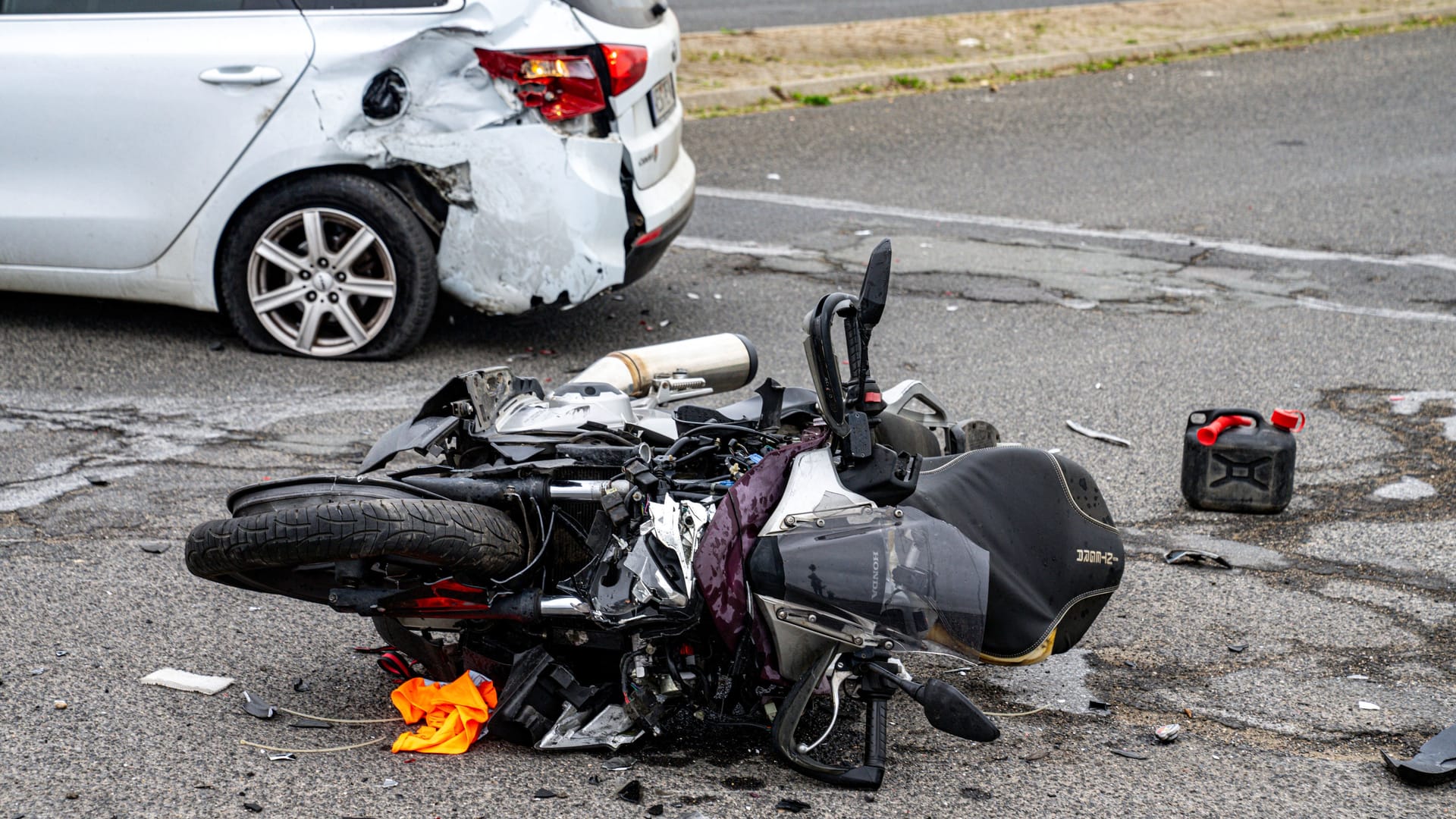 Motorrad und Auto kollidieren auf Straße (Symbolbild): Für den Zweiradfahrer kam jede Hilfe zu spät. Motorrad und Auto kollidieren auf Straße (Symbolbild): Für den Zweiradfahrer kam jede Hilfe zu spät.