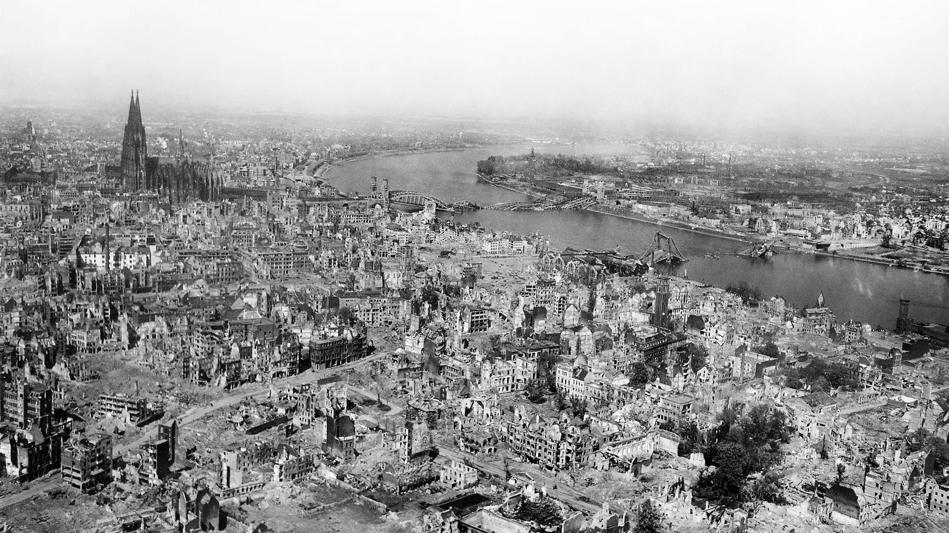 Der Kölner Dom steht im ansonsten komplett zerstörten Köln (Archivbild): Am 8. Mai 2025 jährt sich das Ende des 2. Weltkriegs zum 80. Mal.