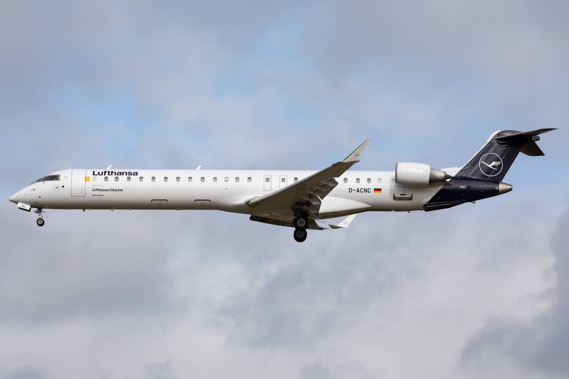 Eine CRJ-900 der Lufthansa CityLine bei der Landung am Flughafen München (Symbolbild): Genau dieser Flugzeugtyp war an den drei Zwischenfällen beteiligt.