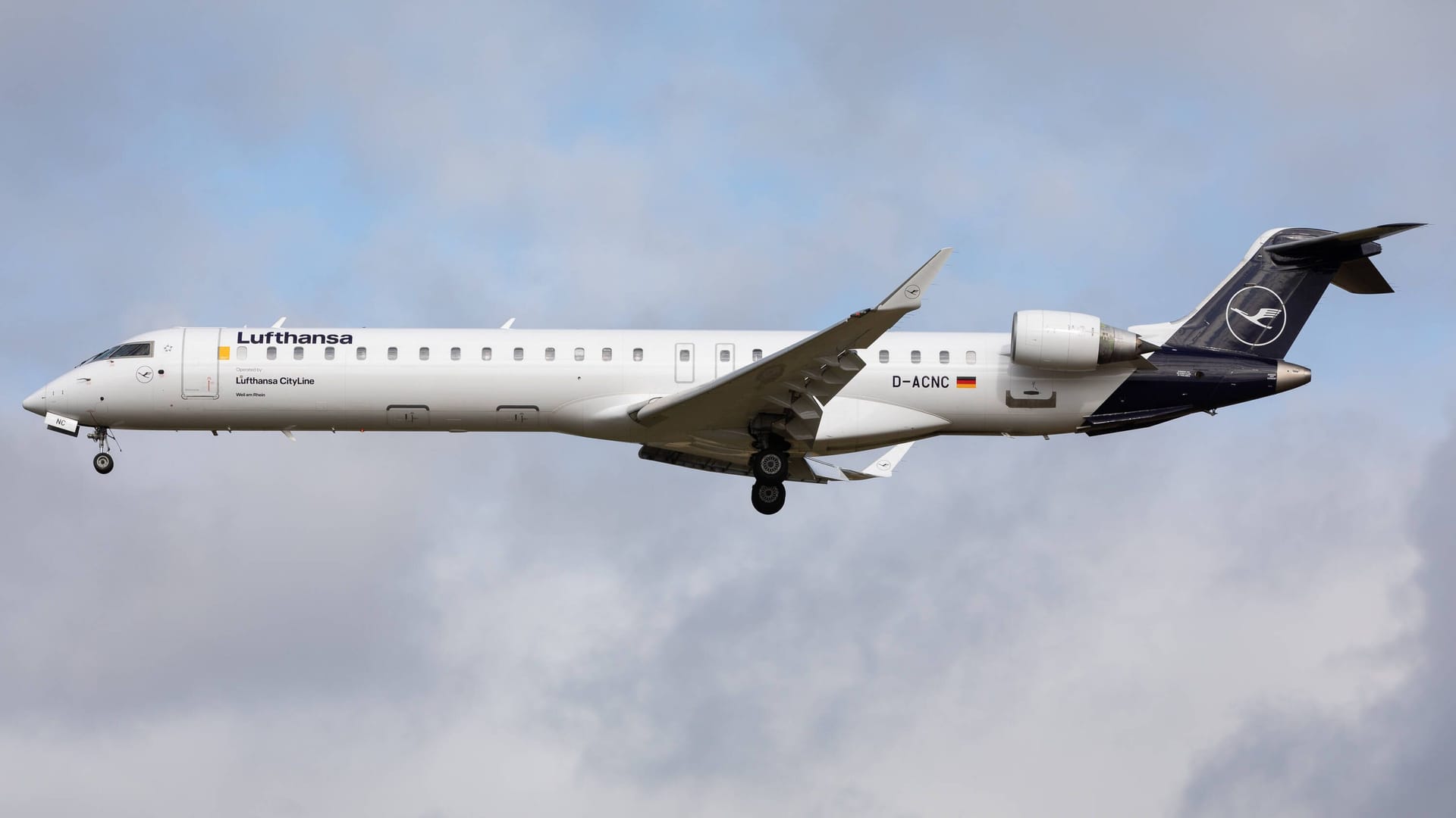 Eine CRJ-900 der Lufthansa CityLine bei der Landung am Flughafen München (Symbolbild): Genau dieser Flugzeugtyp war an den drei Zwischenfällen beteiligt.