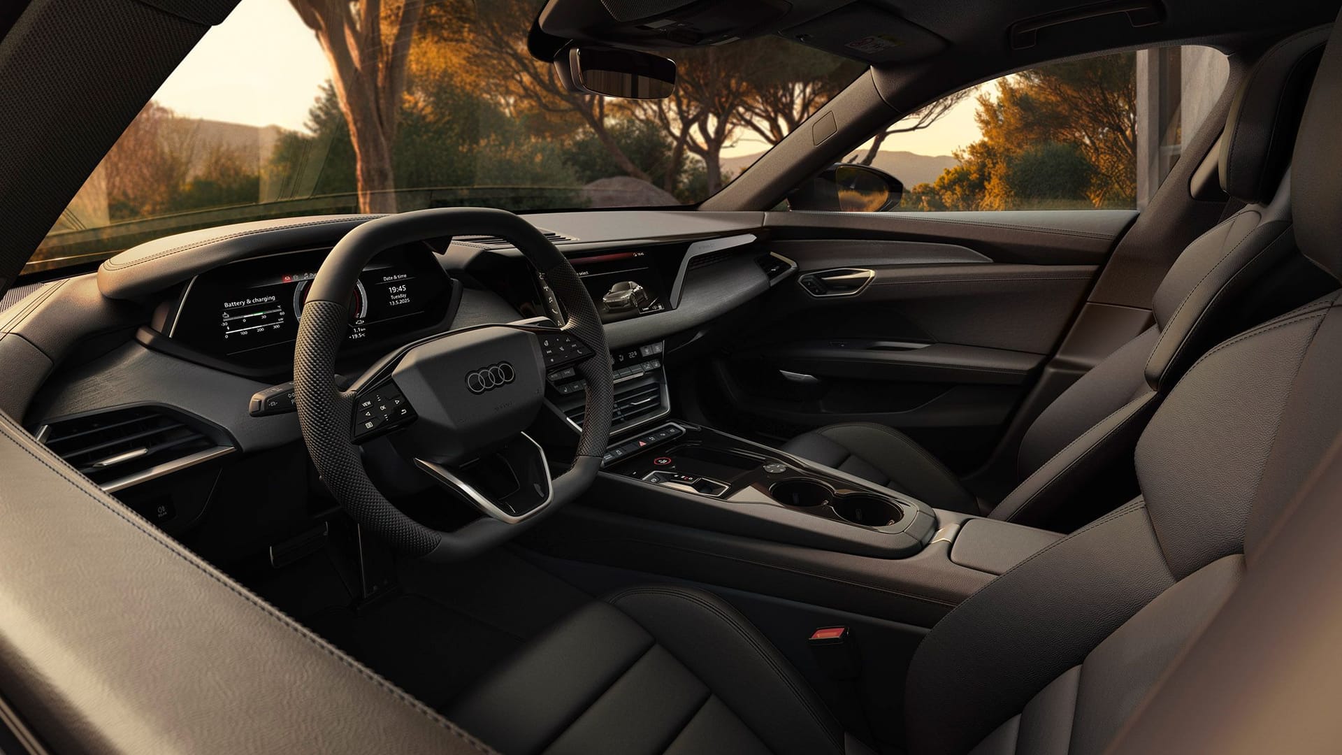 Innenraum: Typischer Audi-Look, viele Ecken und große Displays.