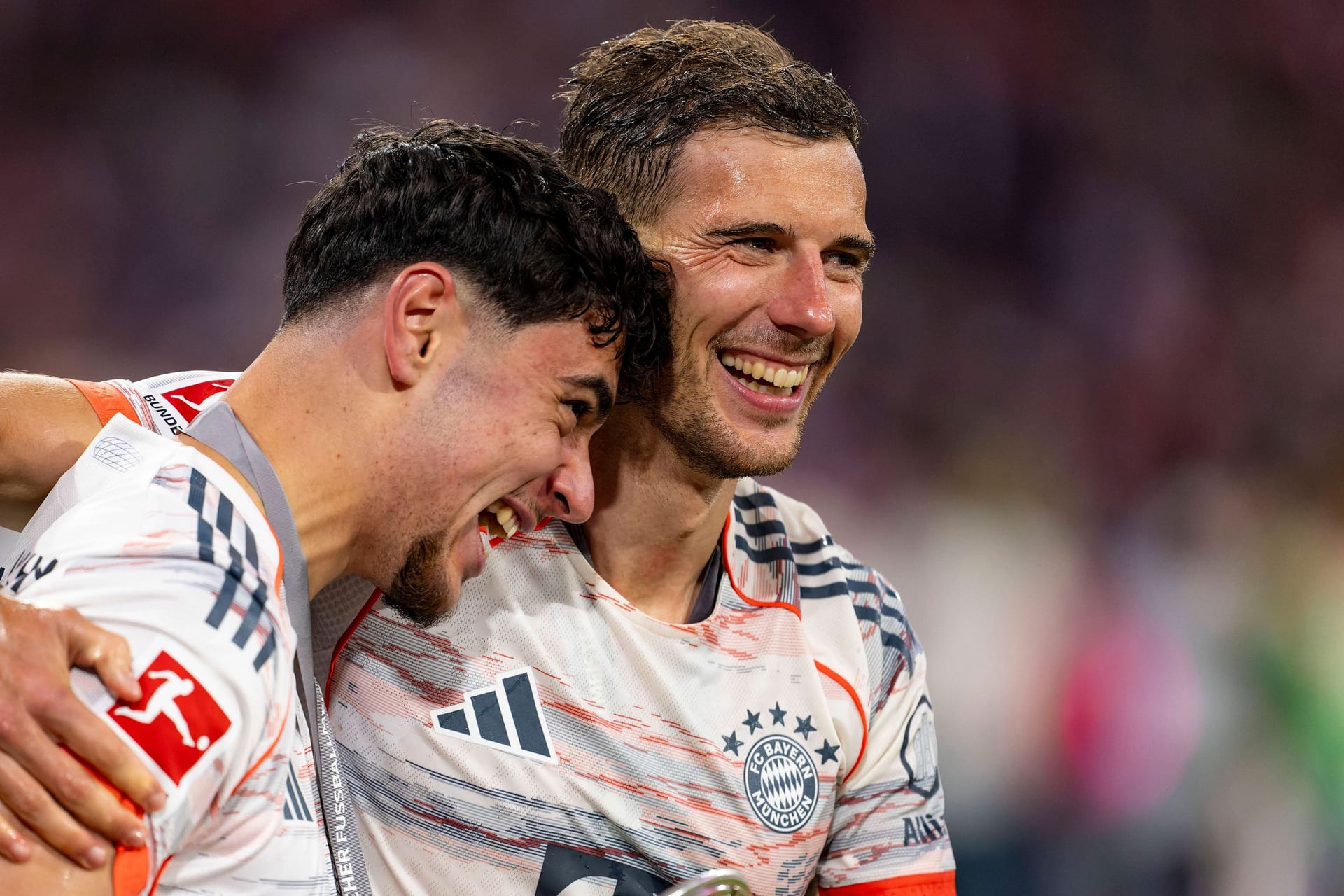 Aleksandar Pavlović (l.) und Leon Goretzka: Die Münchner feiern ihre Meisterschaft.