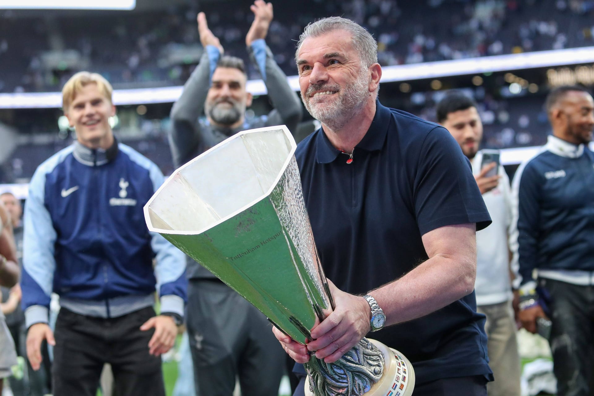 Tottenham-Trainer Ange Postecoglo mit der Trophäe der Europa League: Die Europapokal-Wettbewerbe wurden zuletzt verändert.