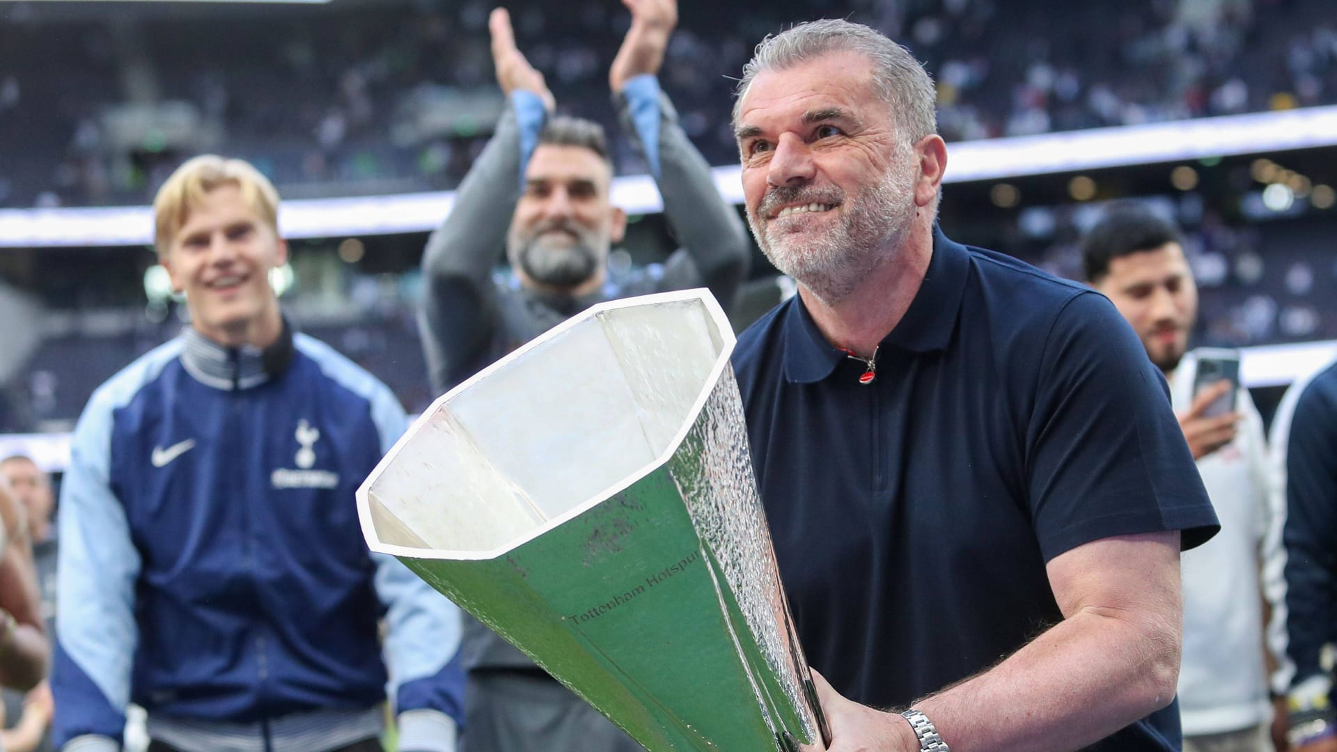 Tottenham-Trainer Ange Postecoglo mit der Trophäe der Europa League: Die Europapokal-Wettbewerbe wurden zuletzt verändert. Tottenham-Trainer Ange Postecoglo mit der Trophäe der Europa League: Die Europapokal-Wettbewerbe wurden zuletzt verändert.