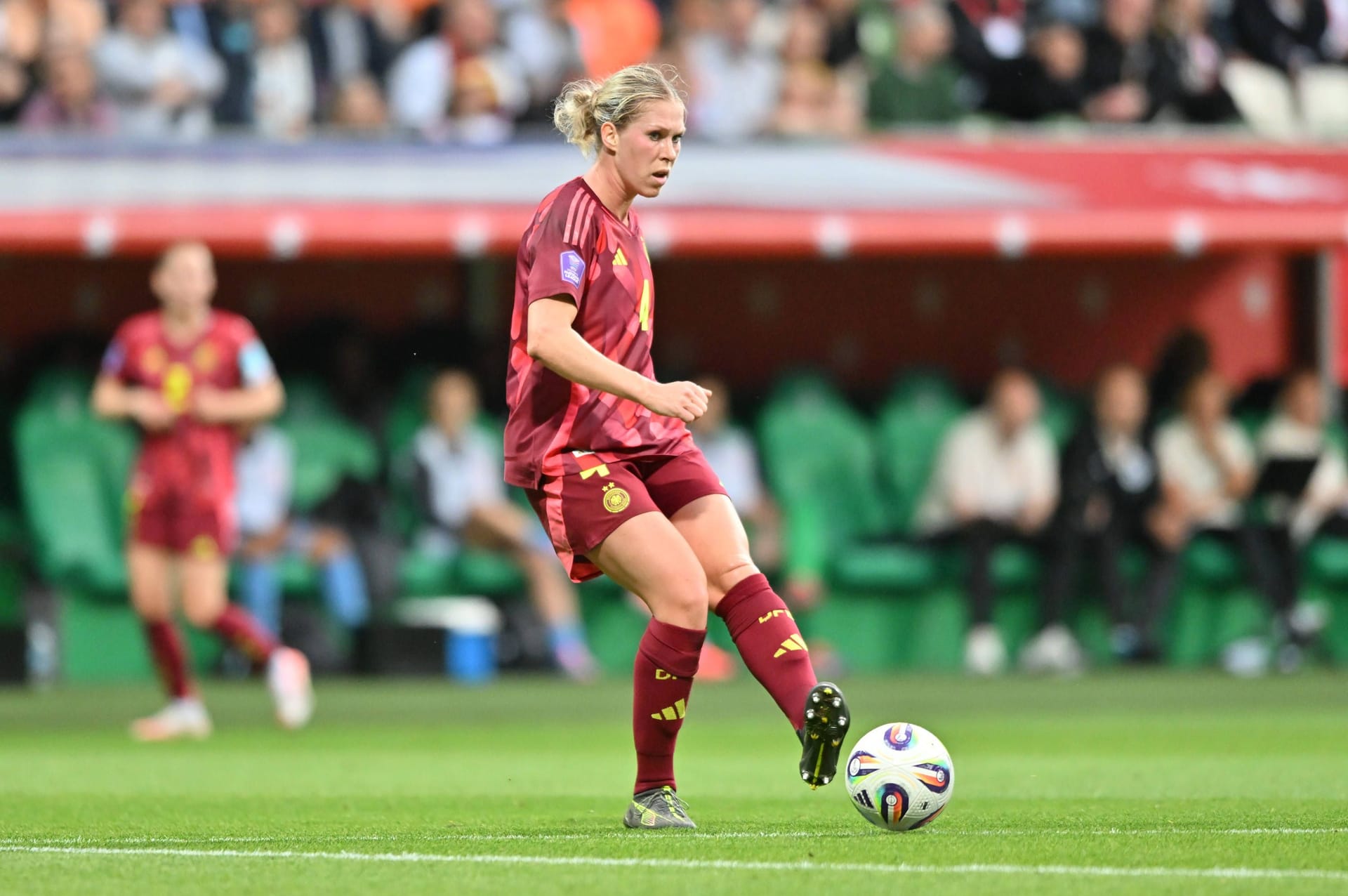 Rebecca Knaak: Vervollständigte die Innenverteidigung. Die Spielerin von Manchester City stand zu Beginn oftmals zu tief, gliederte sich dann im Laufe der Partie besser ein. Stand goldrichtig in der 21. Minute und zeigte sich wachsam. Note: 3 Rebecca Knaak: Vervollständigte die Innenverteidigung. Die Spielerin von Manchester City stand zu Beginn oftmals zu tief, gliederte sich dann im Laufe der Partie besser ein. Stand goldrichtig in der 21. Minute und zeigte sich wachsam. Note: 3