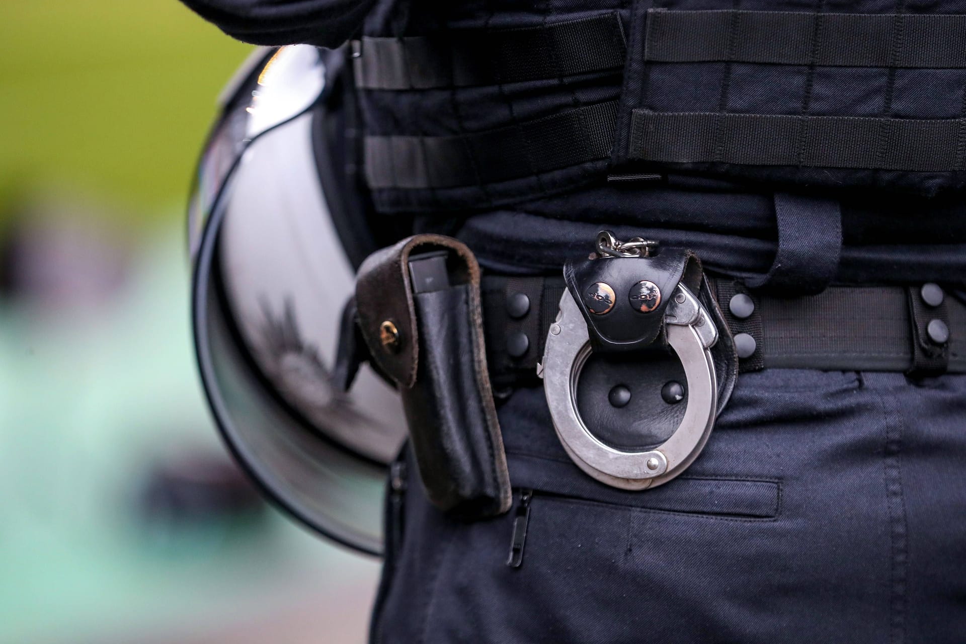 Handschellen am Polizei-Einsatzgürtel (Symbolbild): Insgesamt wurden während des Einsatzes in Bremen 42 Personen kontrolliert.