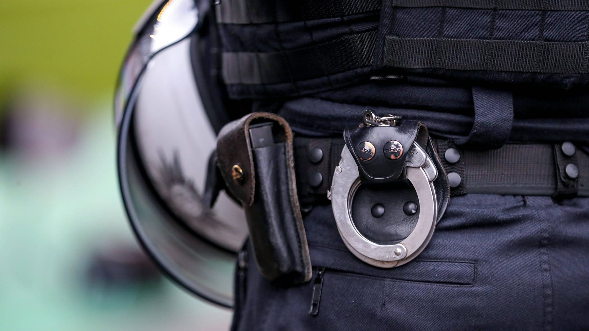 Handschellen am Polizei-Einsatzgürtel (Symbolbild): Insgesamt wurden während des Einsatzes in Bremen 42 Personen kontrolliert. Handschellen am Polizei-Einsatzgürtel (Symbolbild): Insgesamt wurden während des Einsatzes in Bremen 42 Personen kontrolliert.