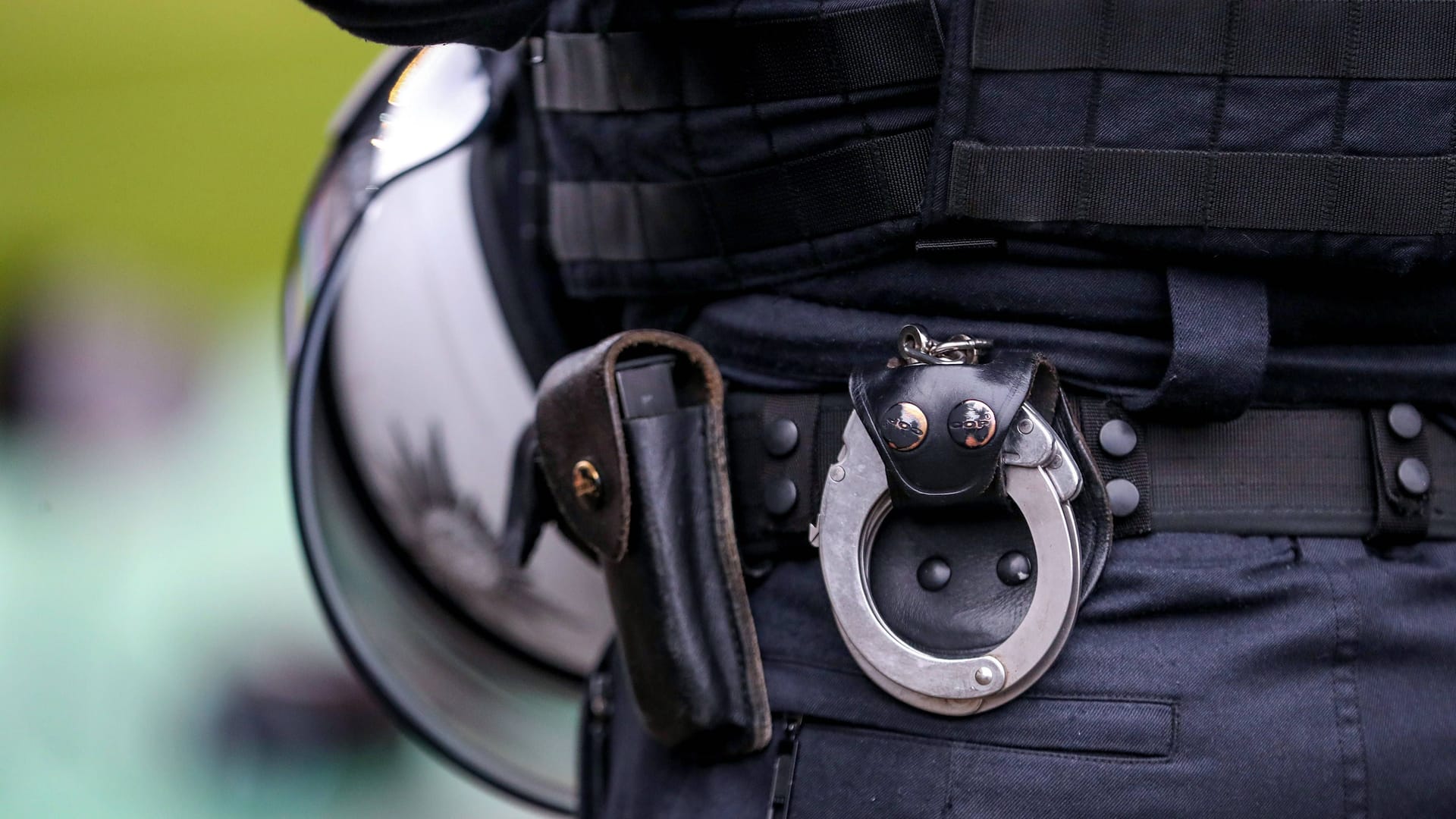 Handschellen am Polizei-Einsatzgürtel (Symbolbild): Insgesamt wurden während des Einsatzes in Bremen 42 Personen kontrolliert. Handschellen am Polizei-Einsatzgürtel (Symbolbild): Insgesamt wurden während des Einsatzes in Bremen 42 Personen kontrolliert.