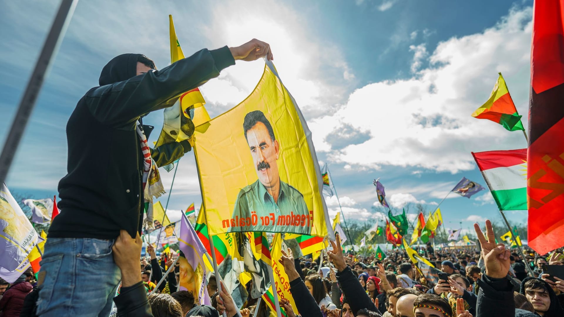 Flagge mit dem Konterfei von PKK-Anführer Abdullah Öcalan Flagge mit dem Konterfei von PKK-Anführer Abdullah Öcalan