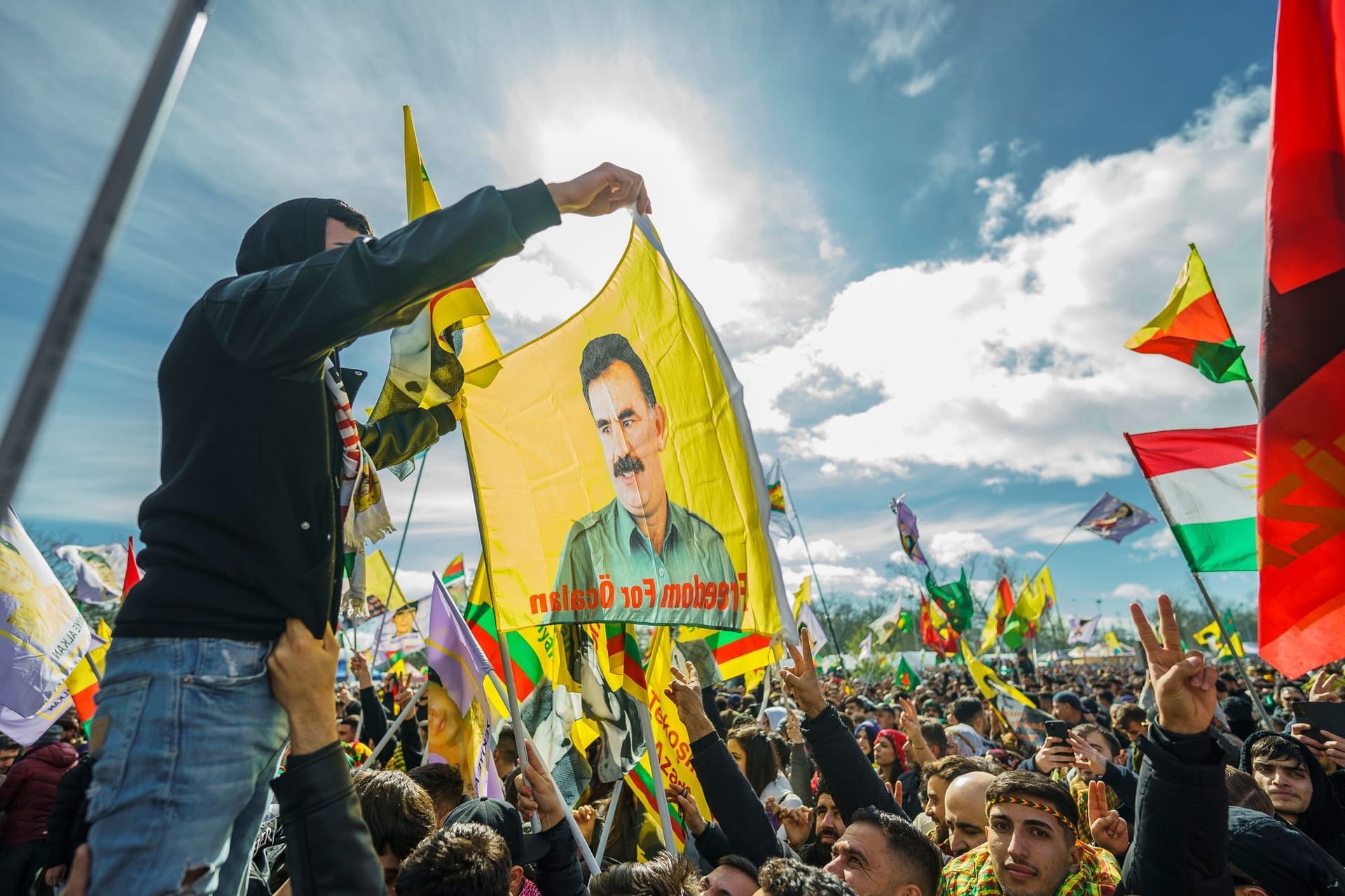 Flagge mit dem Konterfei von PKK-Anführer Abdullah Öcalan