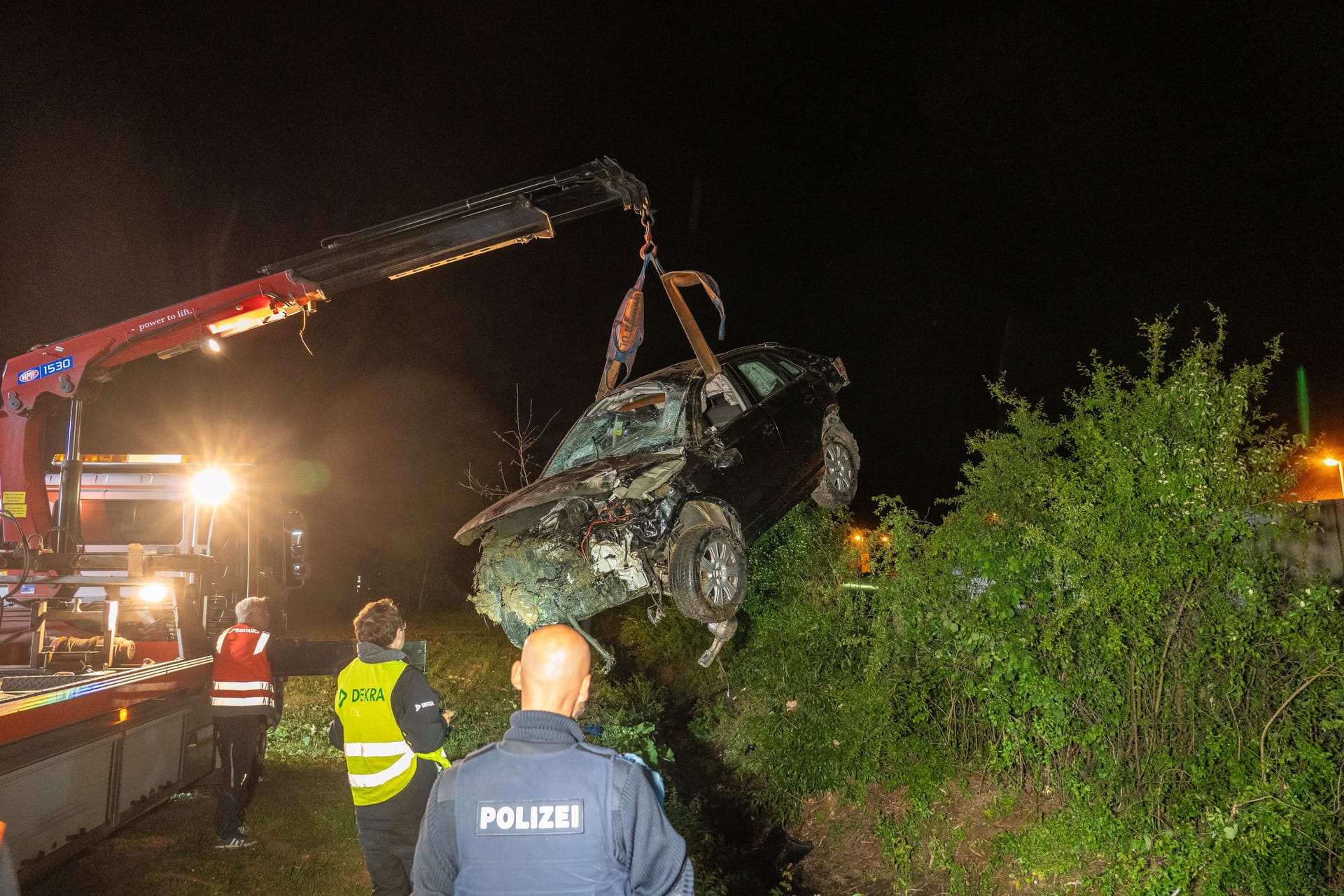 Unfallfahrzeug wird mit einem Kran geborgen: Für den 38-jährigen Fahrer kam jede Hilfe zu spät.
