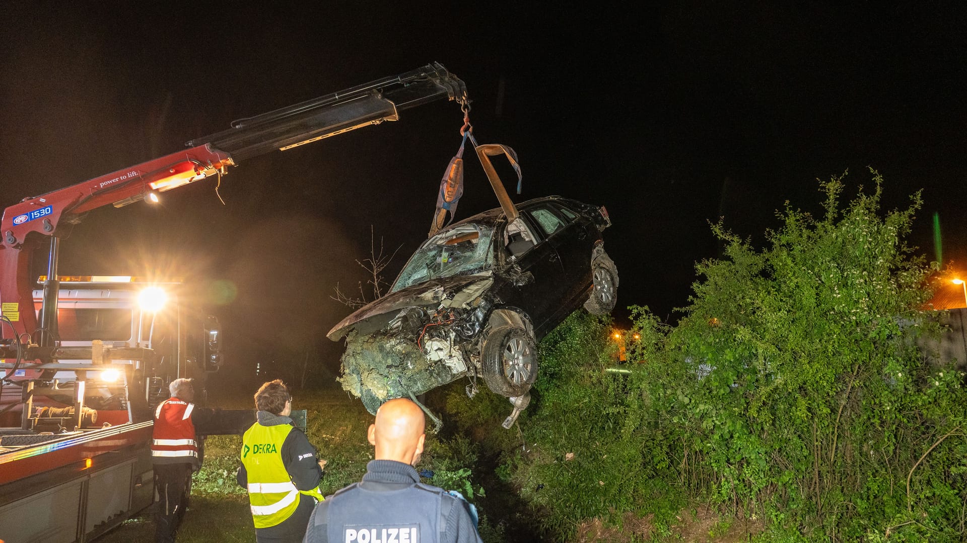 Unfallfahrzeug wird mit einem Kran geborgen: Für den 38-jährigen Fahrer kam jede Hilfe zu spät. Unfallfahrzeug wird mit einem Kran geborgen: Für den 38-jährigen Fahrer kam jede Hilfe zu spät.