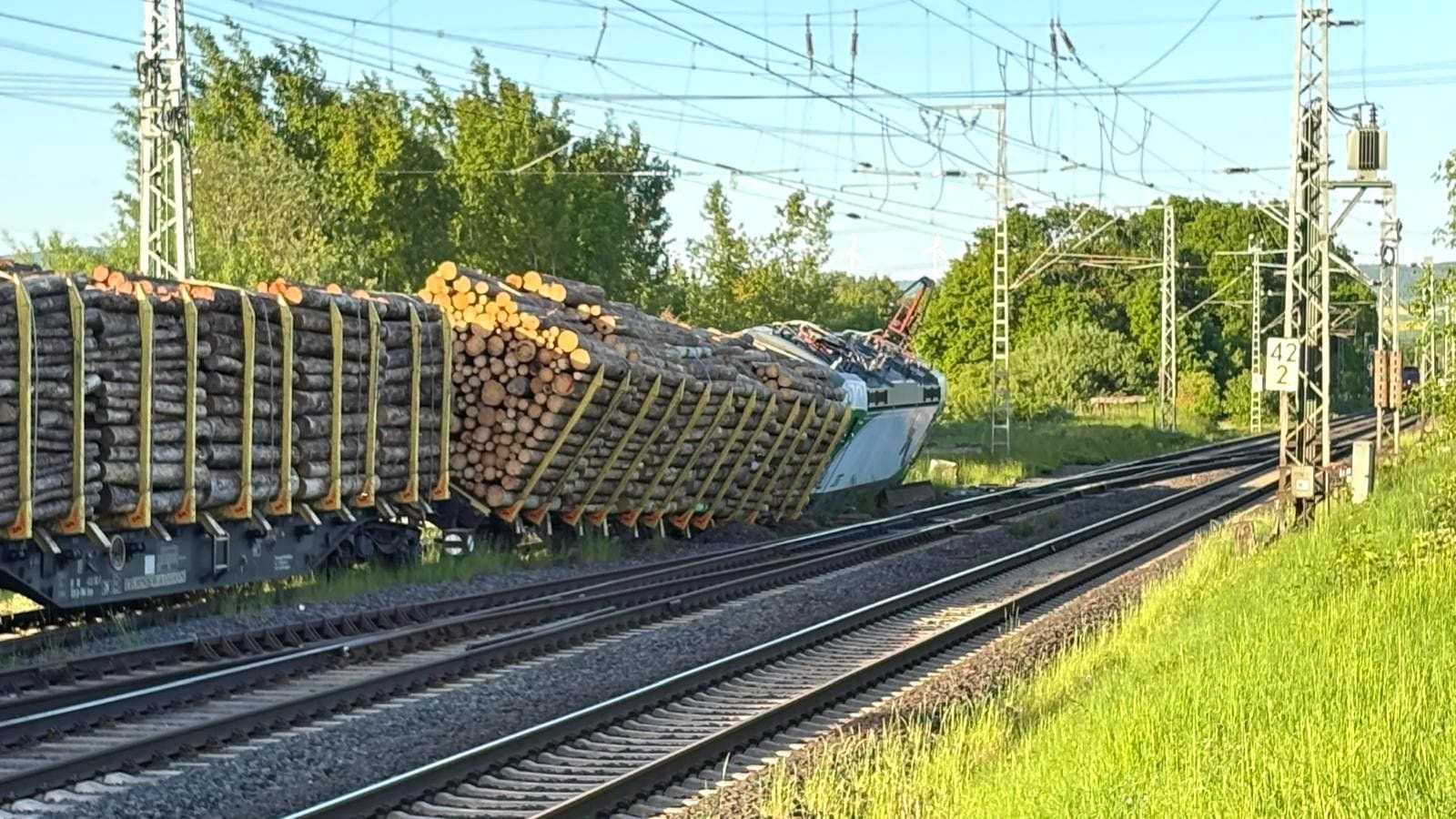 Entgleister Güterwaggon bei Borken: Auf der Strecke zwischen Frankfurt und Kassel geht derzeit nichts.