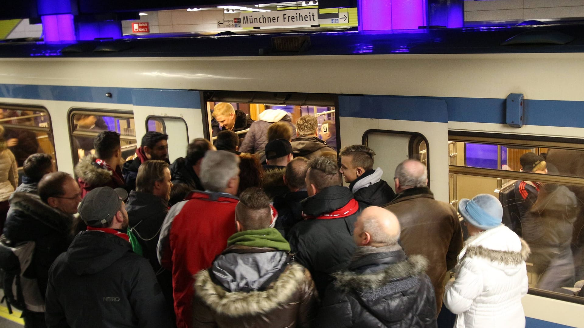 Menschen drängen in eine U-Bahn in Richtung Fröttmaning (Archivbild): Trotz der zusätzlichen Züge dürfte es am Samstag eng werden.