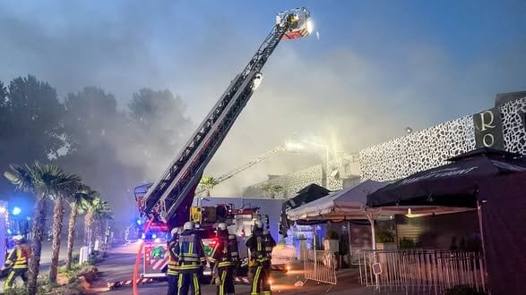 Großeinsatz für die Bochumer Feuerwehr: Eine Diskothek brannte fast vollständig nieder. Großeinsatz für die Bochumer Feuerwehr: Eine Diskothek brannte fast vollständig nieder.
