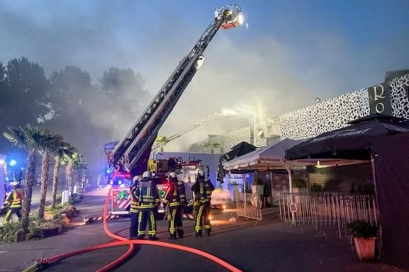 Großeinsatz für die Bochumer Feuerwehr: Eine Diskothek brannte fast vollständig nieder.