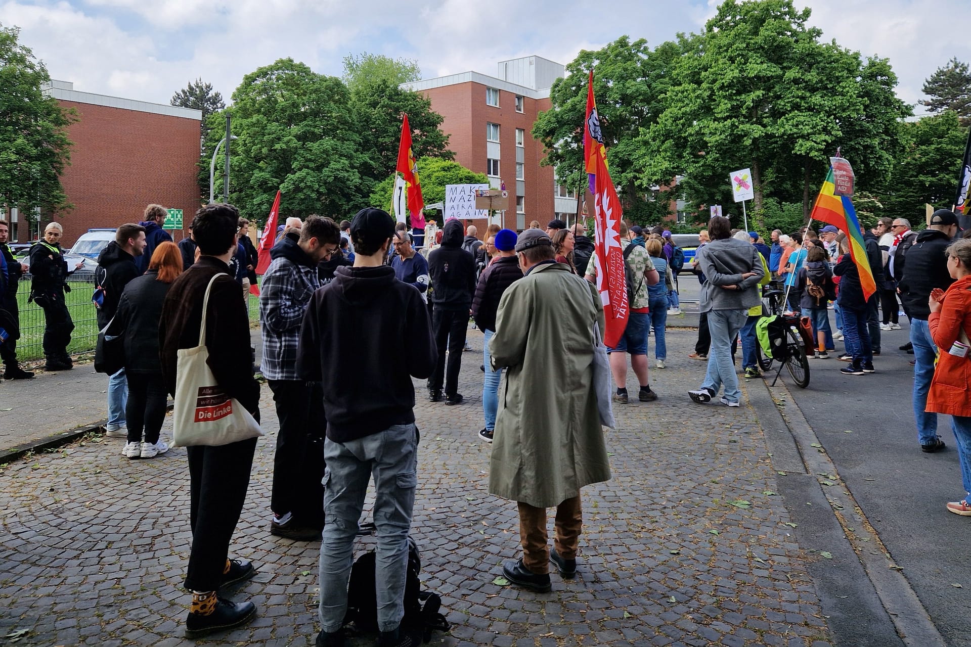 Deutlich weniger Teilnehmer als erwartet: Demo gegen eine Veranstaltung der AfD.