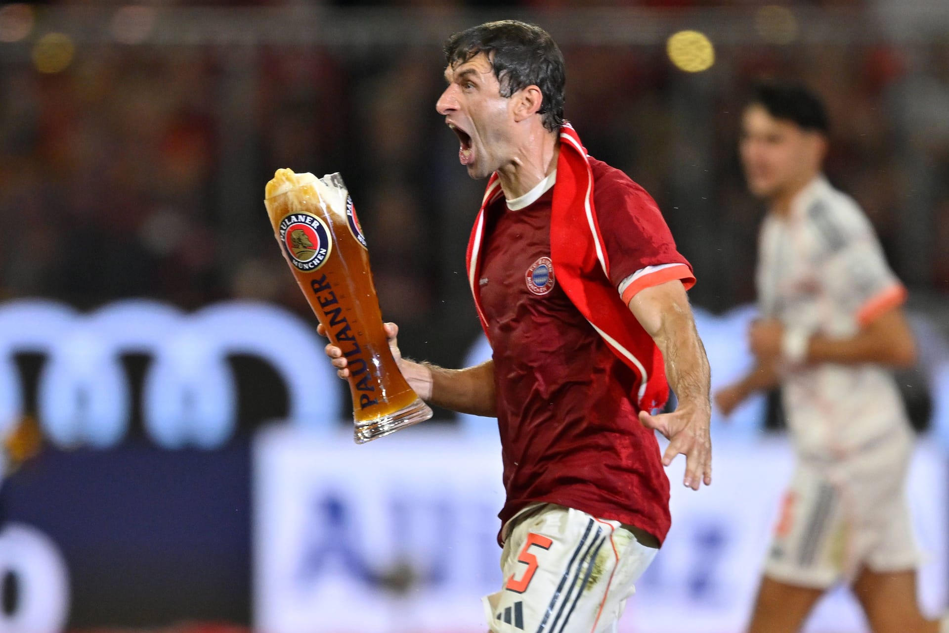 Bei der Meisterfeier des FC Bayern ging es feuchtfröhlich zu.