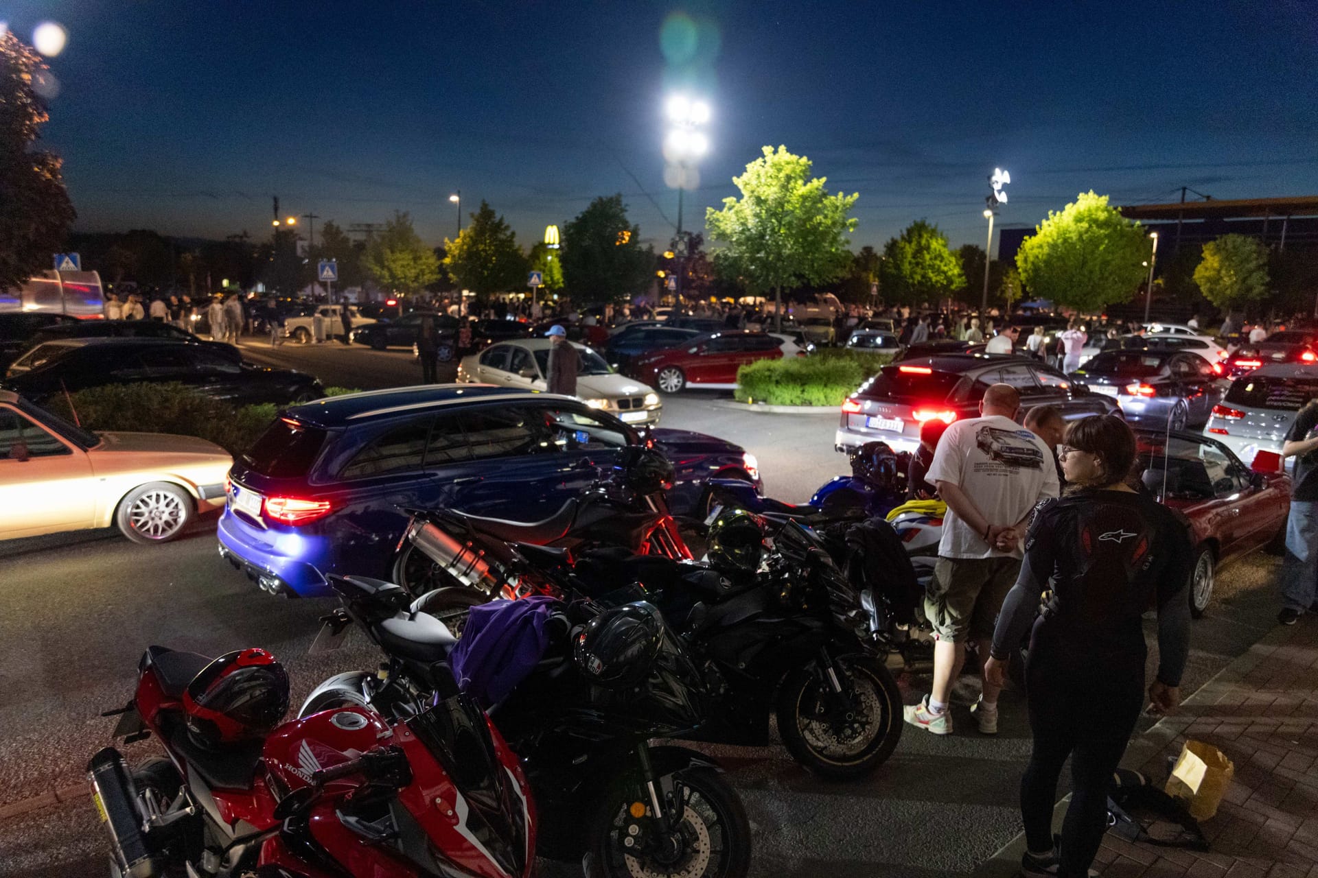 Am Abend sammelten sich zahlreiche Fahrzeuge und Schaulustige auf einem Parkplatz am Elbepark in Kaditz: Am Abend sammelten sich zahlreiche Fahrzeuge und Schaulustige auf einem Parkplatz am Elbepark in Kaditz: