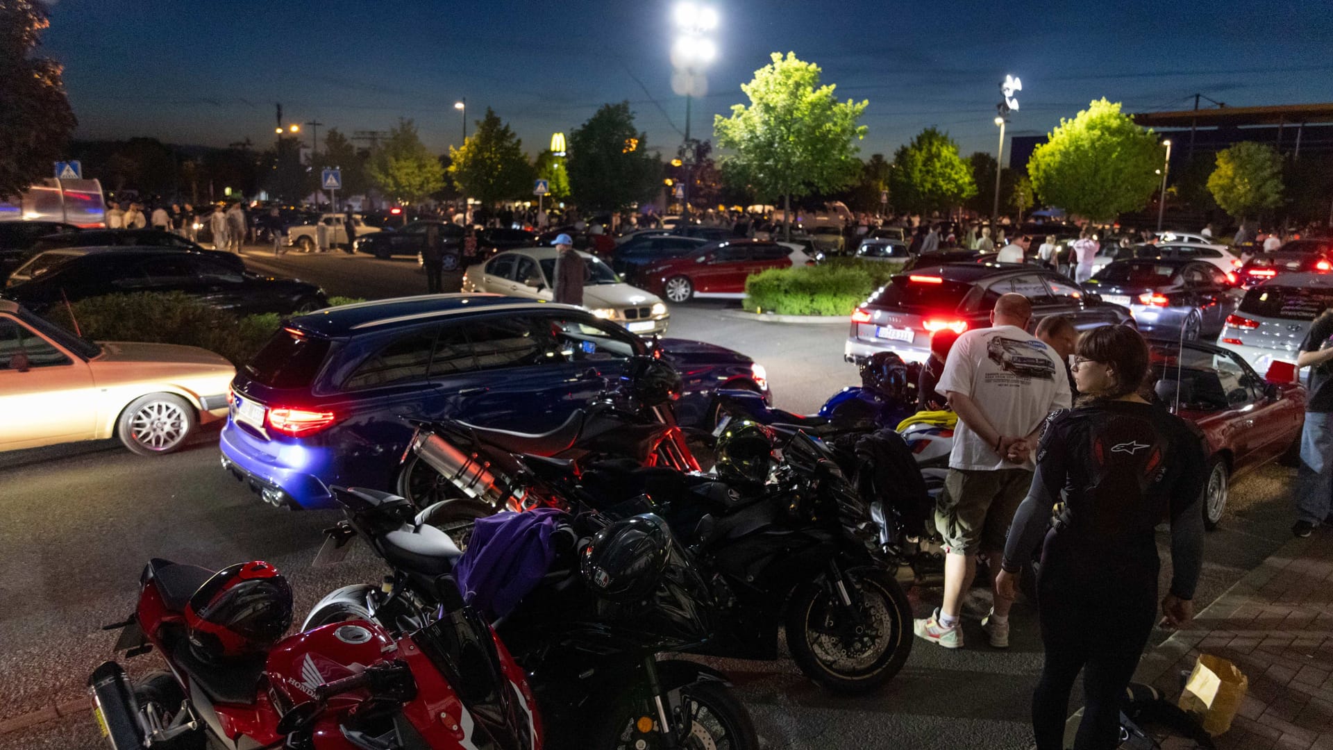 Am Abend sammelten sich zahlreiche Fahrzeuge und Schaulustige auf einem Parkplatz am Elbepark in Kaditz: