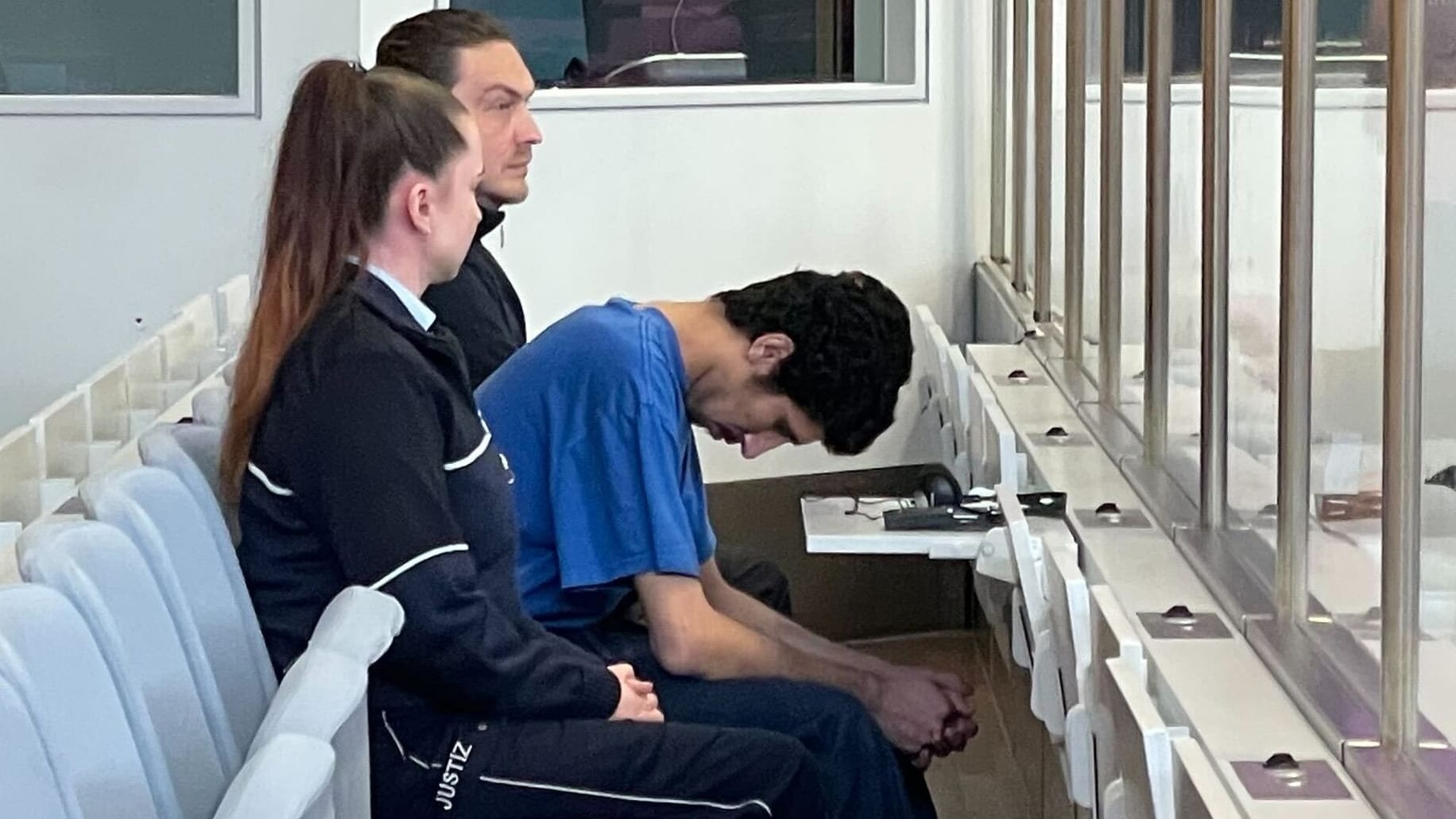 Der Angeklagte Issa al H. soll drei Menschen getötet haben. Jetzt muss sich der 27-jährige Syrer vor dem Oberlandesgericht in Düsseldorf verantworten.