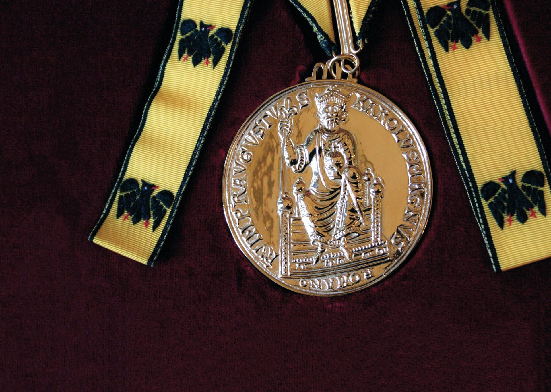 Die Medaille für den Internationalen Karlspreis des Jahres (Archivfoto): In Aachen wird an Himmelfahrt der Karlspreis 2025 an EU-Kommissionspräsidentin Ursula von der Leyen verliehen.