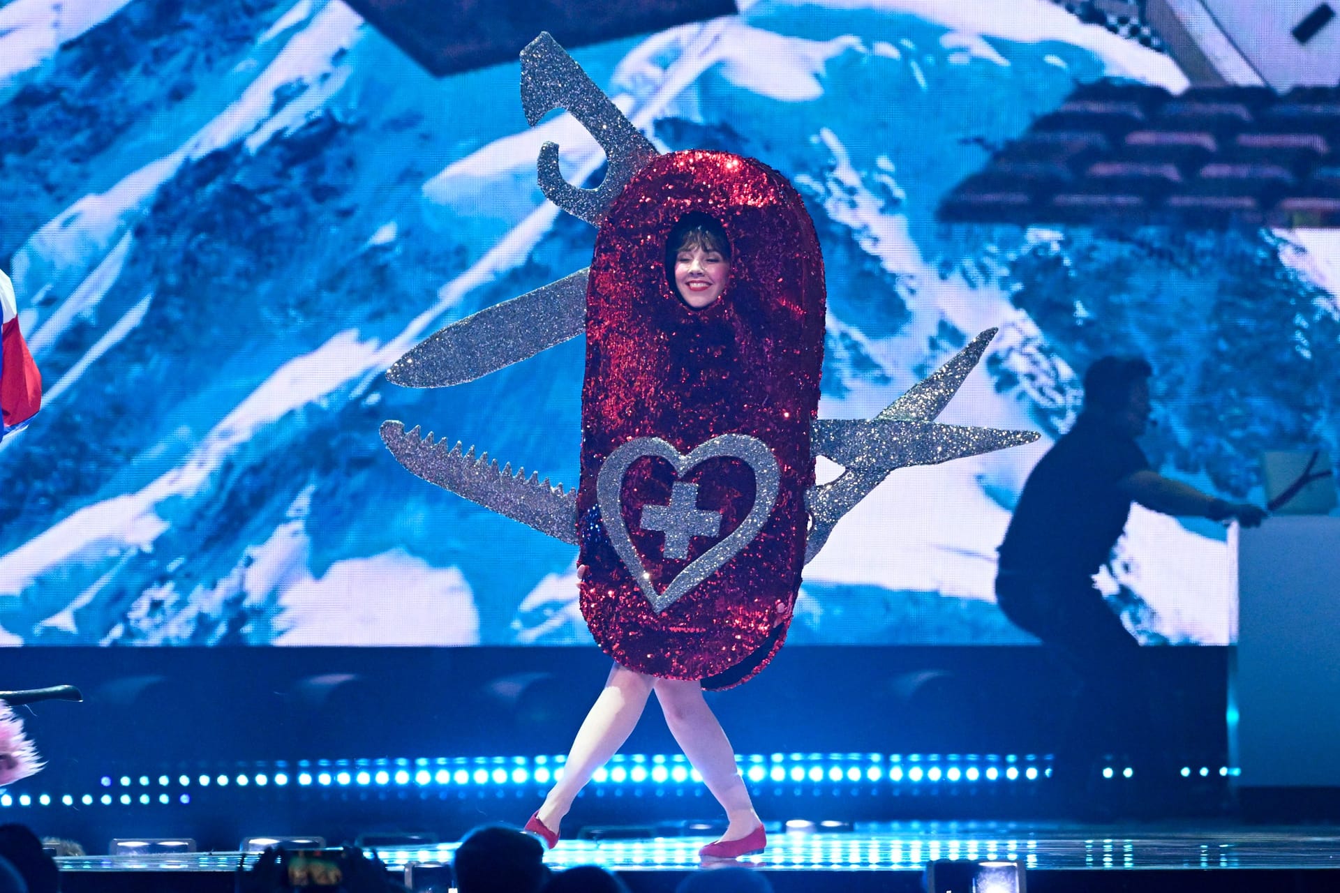 Eine Tänzerin trägt beim ESC in der Schweiz ein Kostüm mit viel Lokalkolorit.
