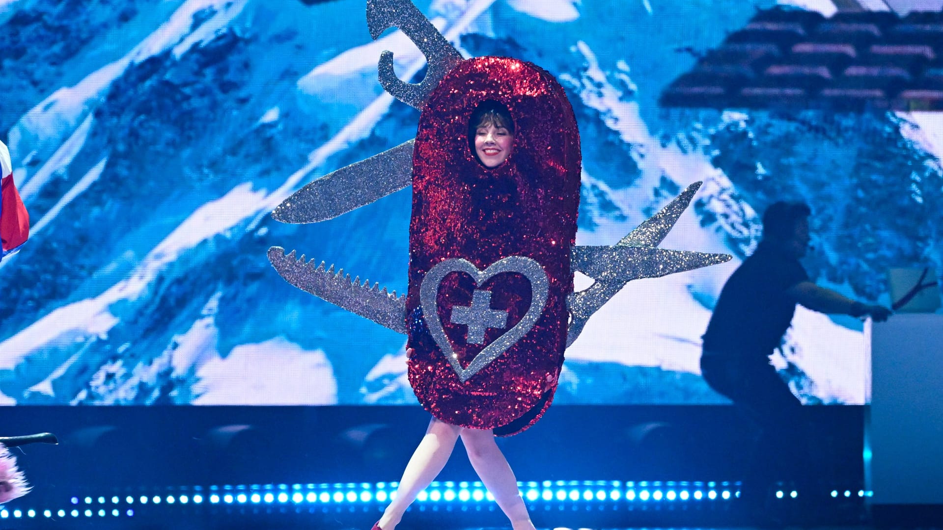 Eine Tänzerin trägt beim ESC in der Schweiz ein Kostüm mit viel Lokalkolorit.