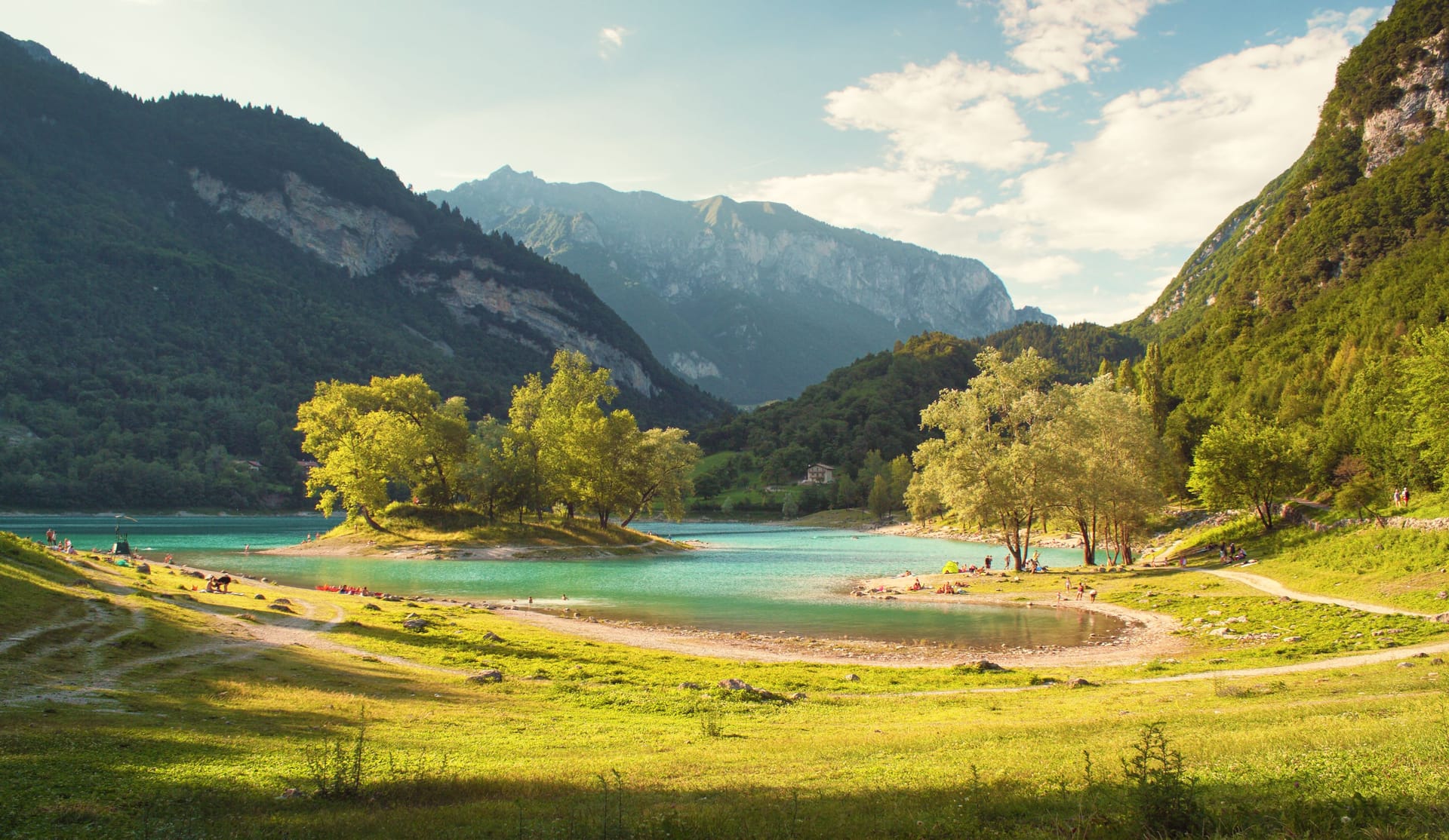 Der türkisblaue Lago di Tenno: In der Nähe liegt das mittelalterliche Dorf Canale di Tenno.