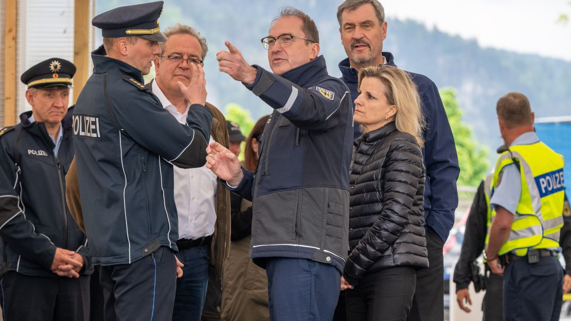 Dobrindt und Söder besuchen Grenzübergang