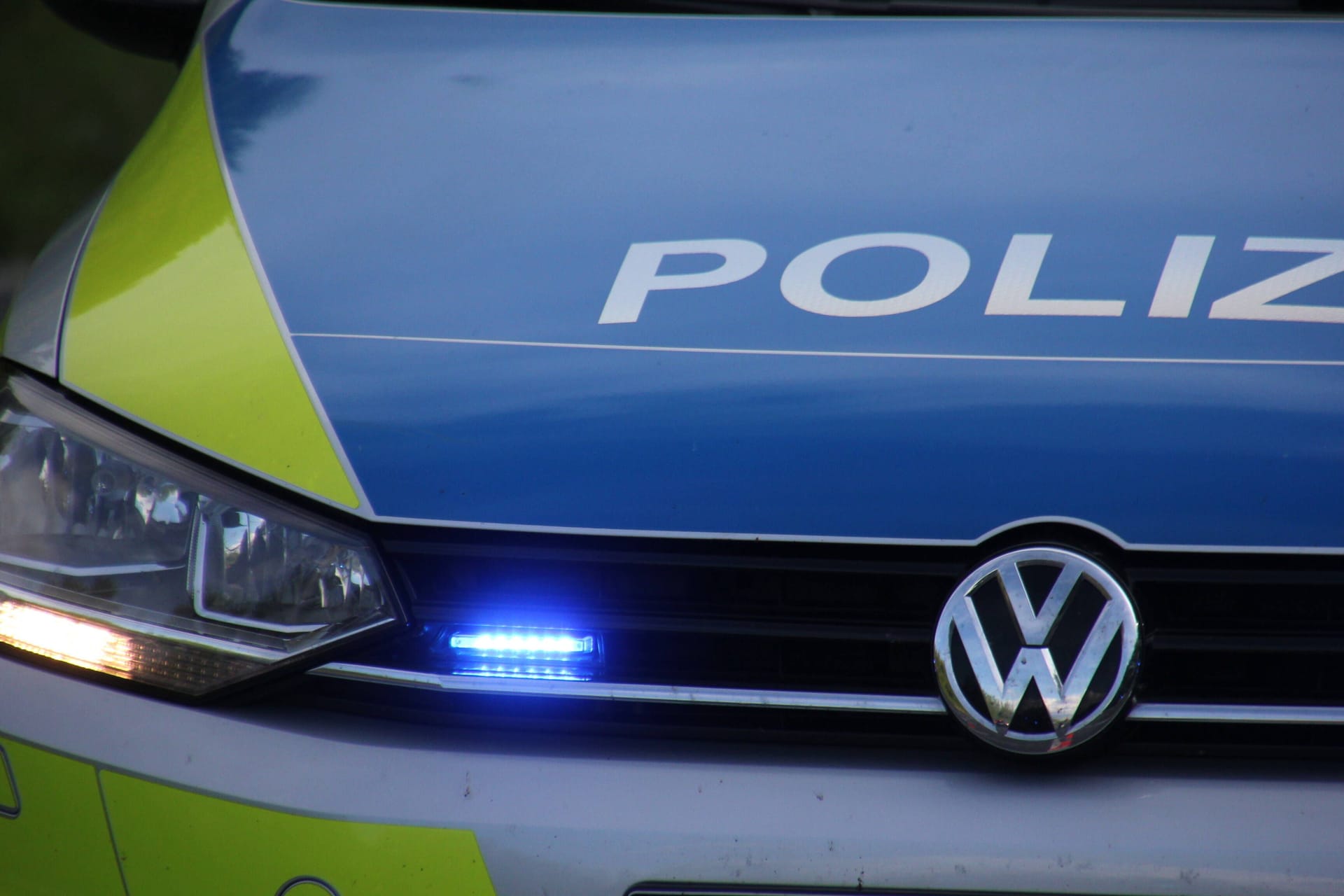 Symbolbilder / Themenbilder: Polizei, Rettungsdienst, Feuerwehr Feuerwehr, Rettungsdienst, Polizei, Einsatz, Rettungsgasse, Stau, Blaulicht, Notfall, Feuer, Brand, Notruf, Einsatzstelle, Hilfe, Notarzt, NEF, Notarzteinsatzfahrzeug, Notarzteinsatz, Einsatz, Feuerwehr, Arzt, Rettungswagen, RTW, Krankenhaus, Berufsfeuerwehr, 112, Blaulicht, Einsatzfahrt, Erste Hilfe, Europa, Deutschland, Unfall, Medizinischer Notfall, Fahrzeug, Notfallsanitäter, Sanitäter, Rettungsasisstent, Retter, Rettung, Notdienst, Personenschaden, Schlaganfall, Herzinfarkt, Verkehrsunfall, Feuer, Brand, Autobahn, Innenstadt,