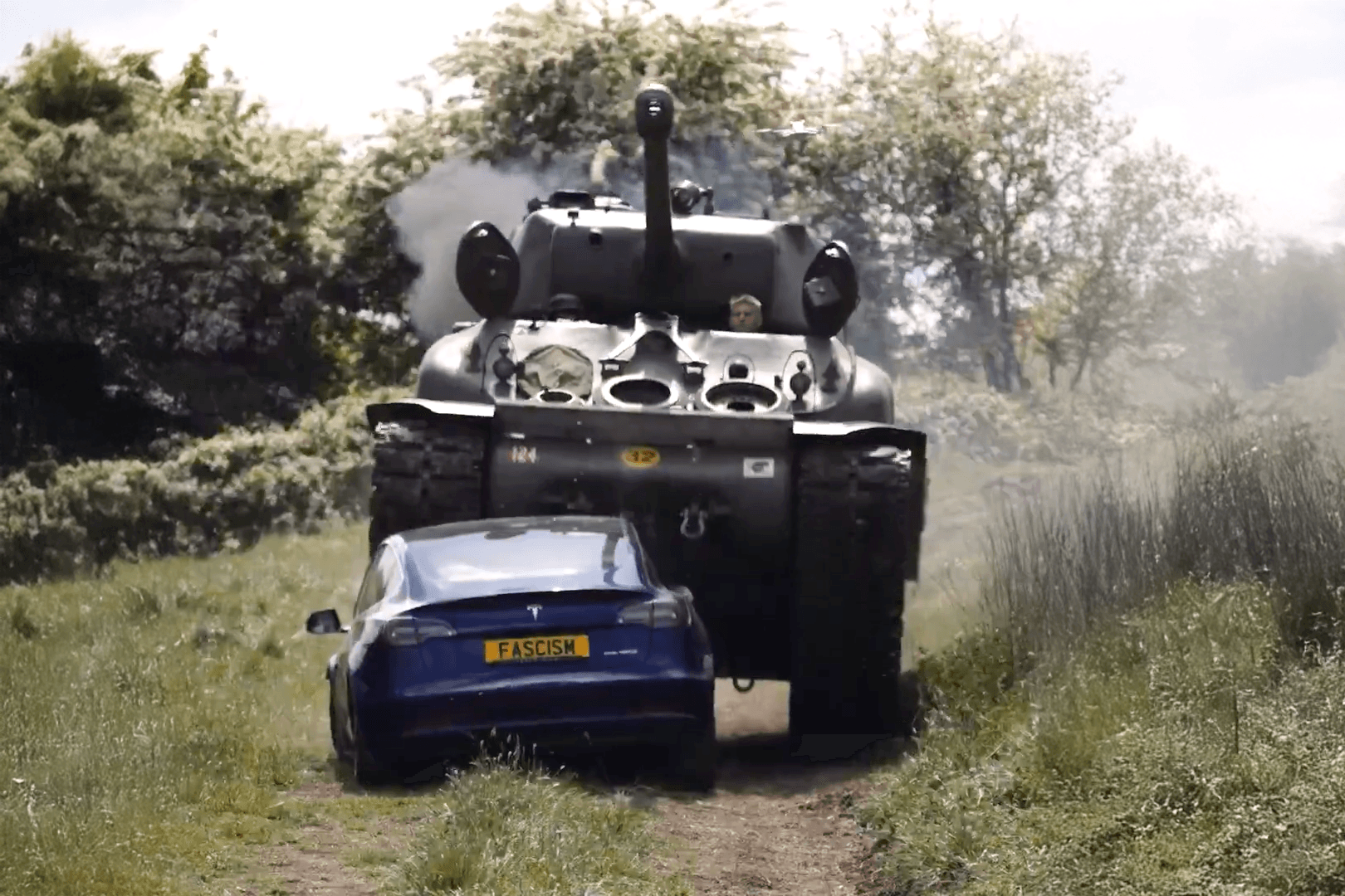 Protestaktion: Ein 98-jähriger Kriegsveteran fährt mit einem Panzer über einen Tesla. Protestaktion: Ein 98-jähriger Kriegsveteran fährt mit einem Panzer über einen Tesla.
