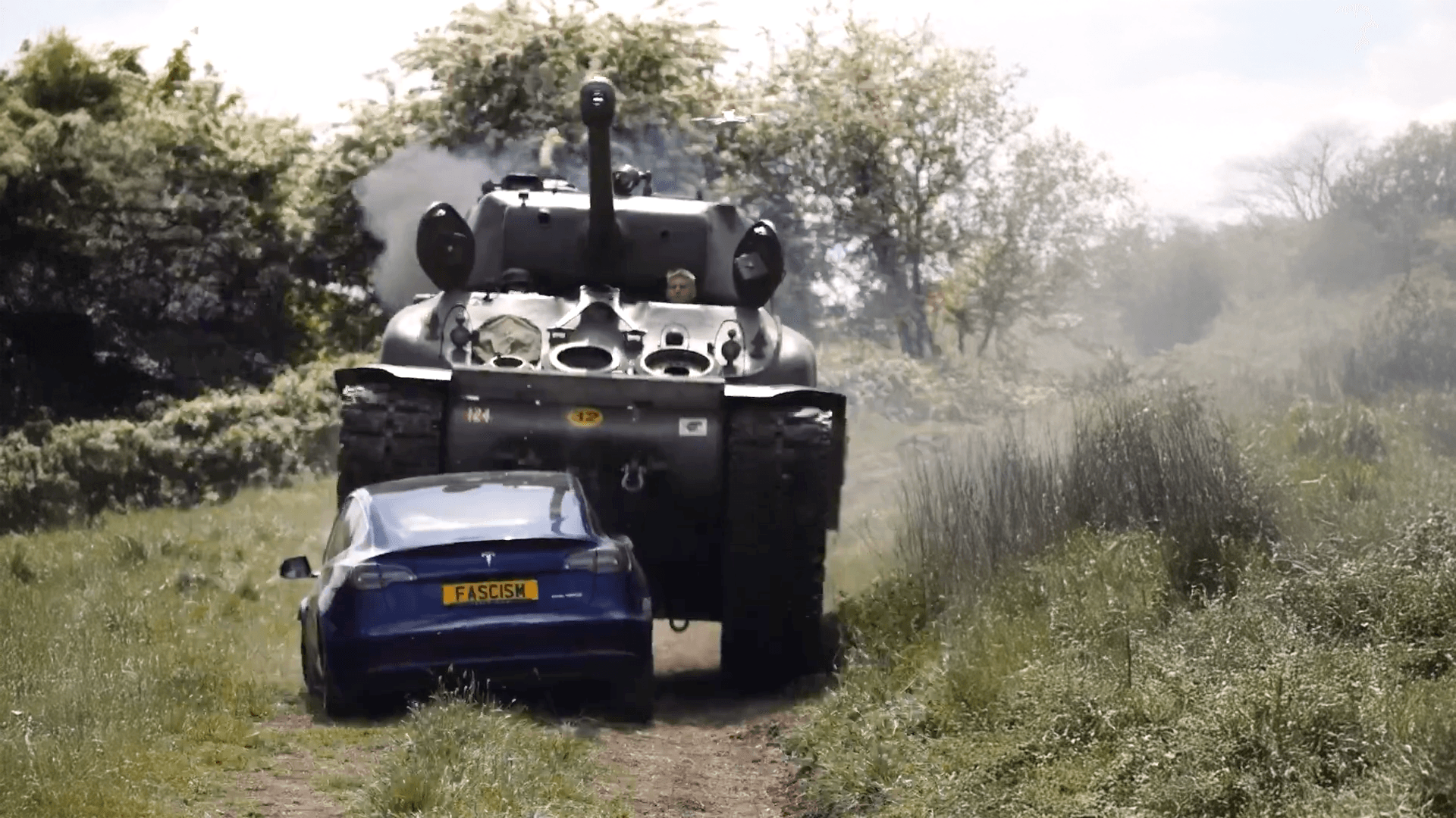 Protestaktion: Ein 98-jähriger Kriegsveteran fährt mit einem Panzer über einen Tesla.