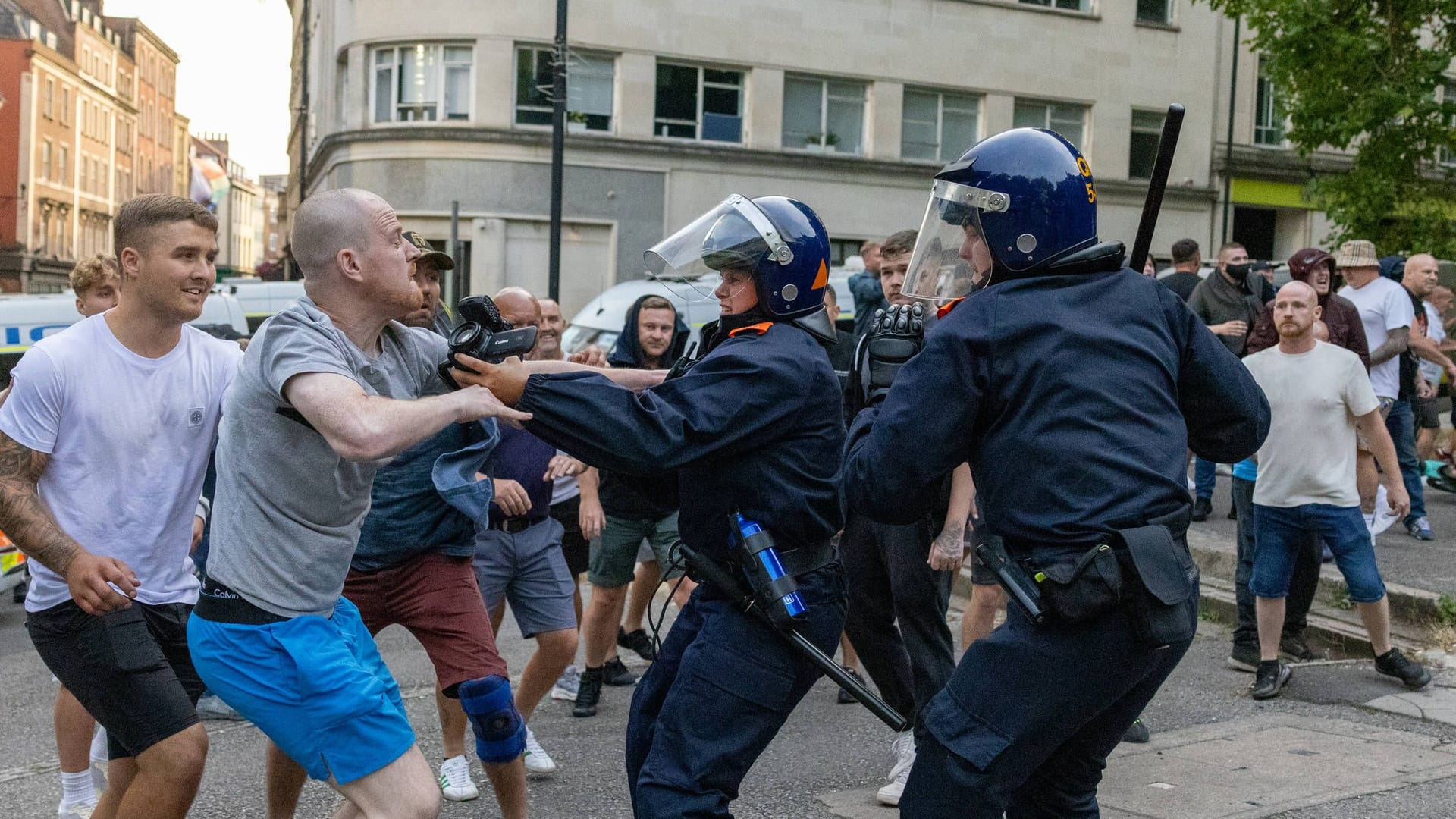 Proteste in der britischen Stadt Bristol (Archivbild): Nach dem Dreifachmord von Southport protestierten teils auch gewaltbereite Demonstranten gegen die Regierung.