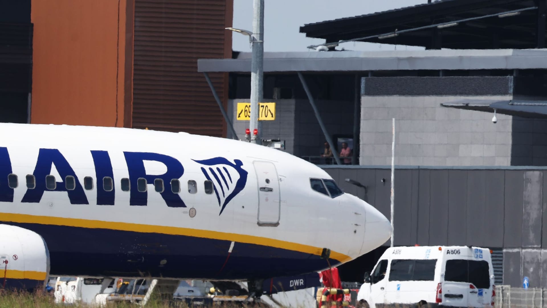 Ein Ryanair-Flugzeug steht nach einer Bombendrohung auf dem Flughafen Charleroi in Brüssel. Am Dienstagnachmittag konnte der Betrieb wieder aufgenommen werden.