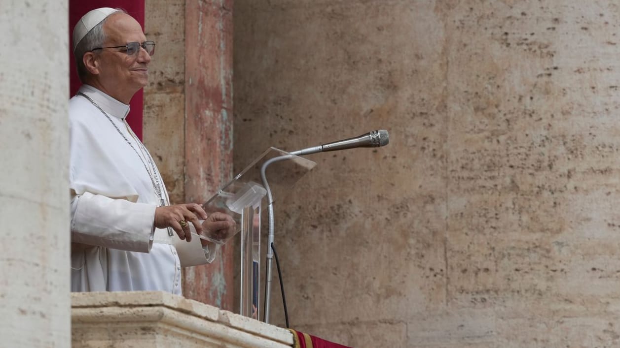 Papst Leo XIV. ist nach seinem ersten Sonntagsgebet sichtlich gerührt.